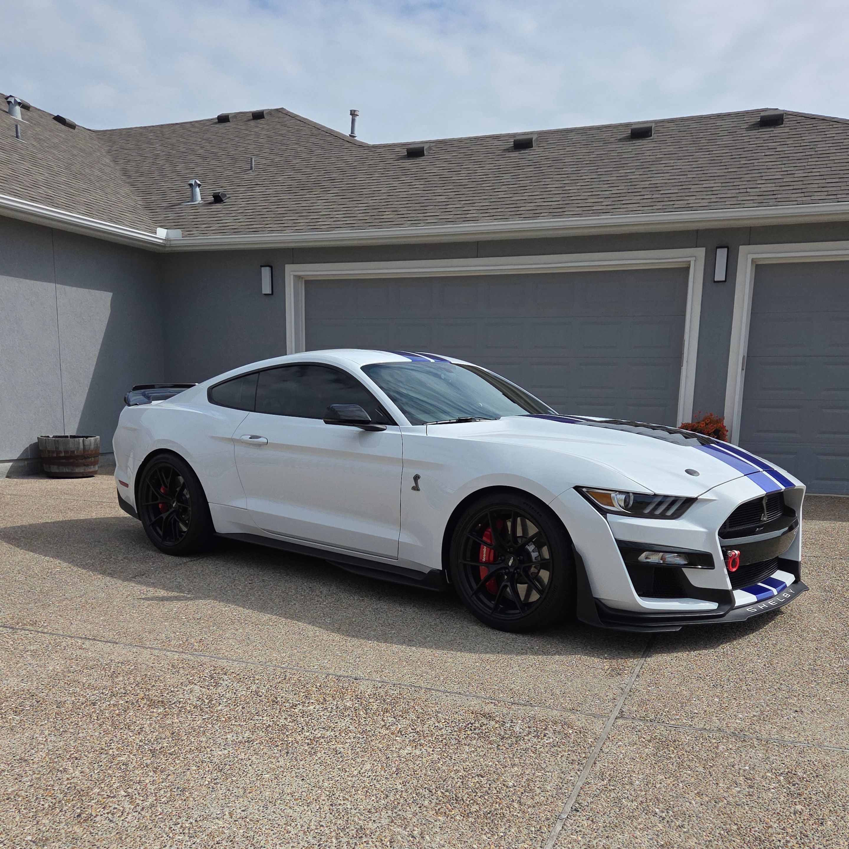 White Ford S550 Mustang GT350 with 20" VS-5RS Apex wheels in Anthracite