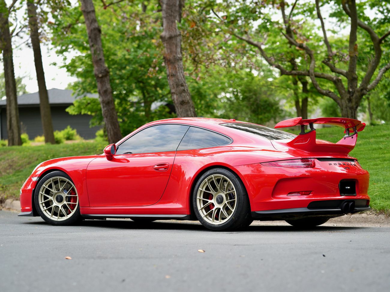 Red Porsche 911 991.1 GT3 with 19" EC-7RS Apex wheels in Motorsport Gold