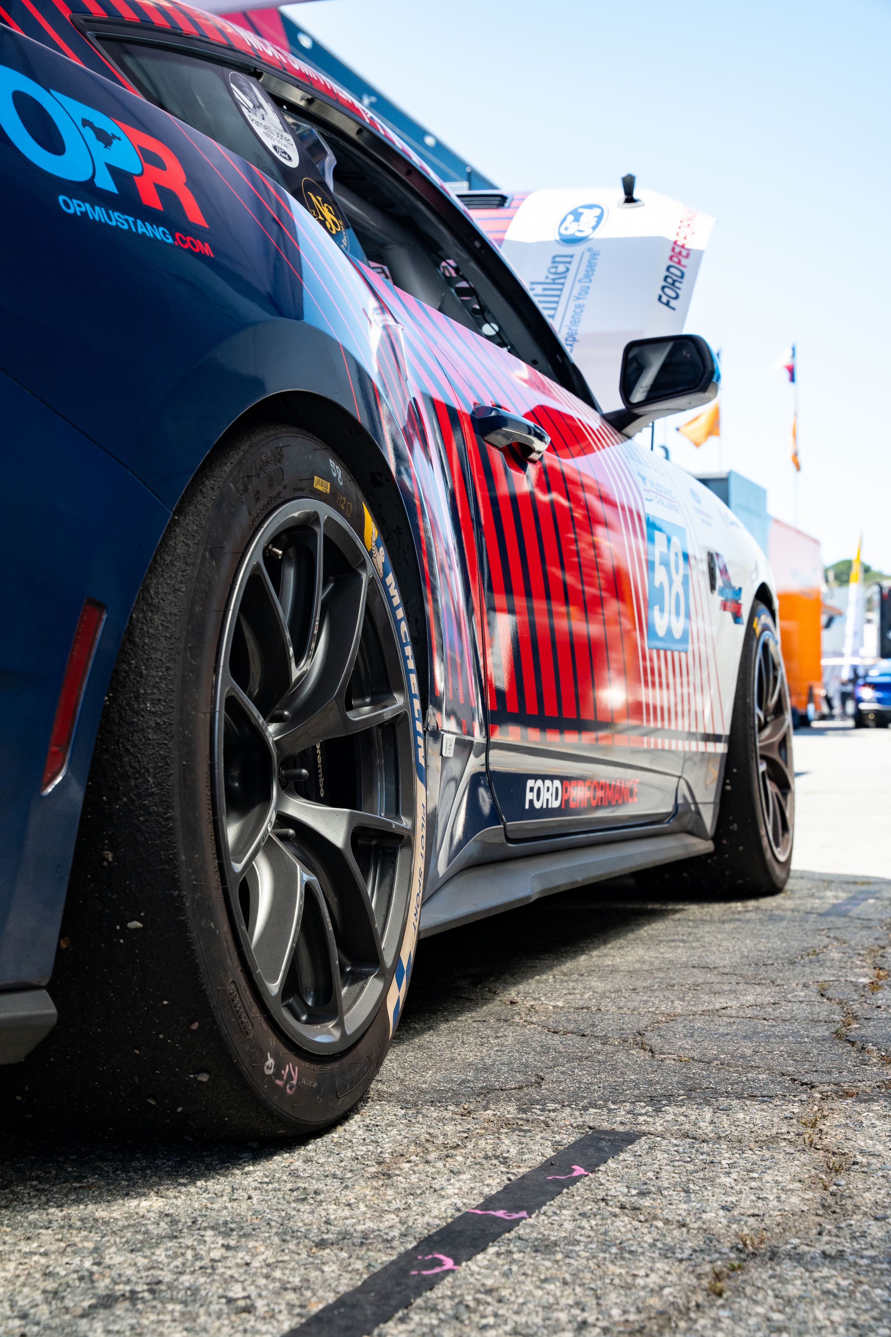 White Ford Performance Mustang Dark Horse R with 18" VS-5RE Apex wheels in Anthracite