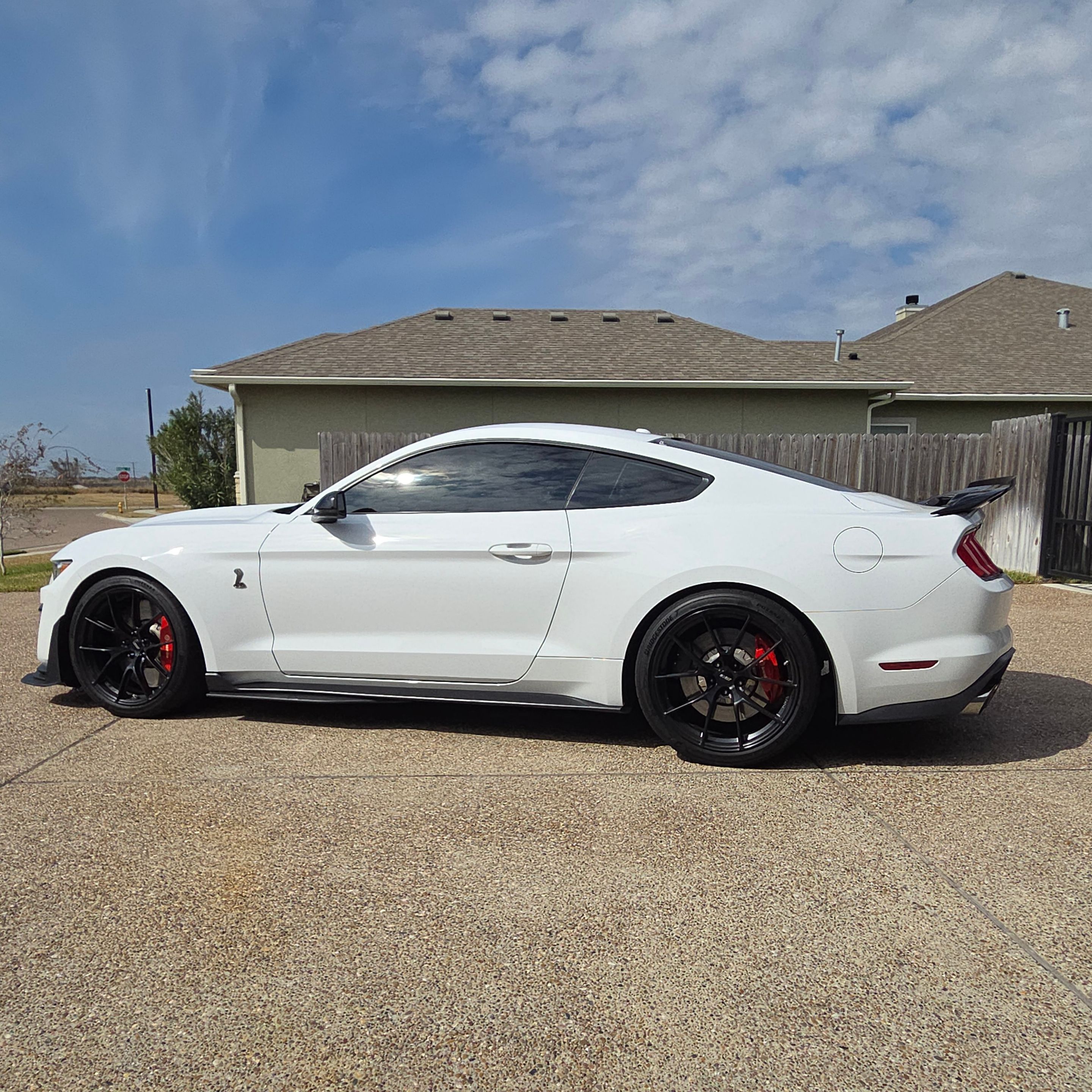 White Ford S550 Mustang GT350 with 20" VS-5RS Apex wheels in Anthracite
