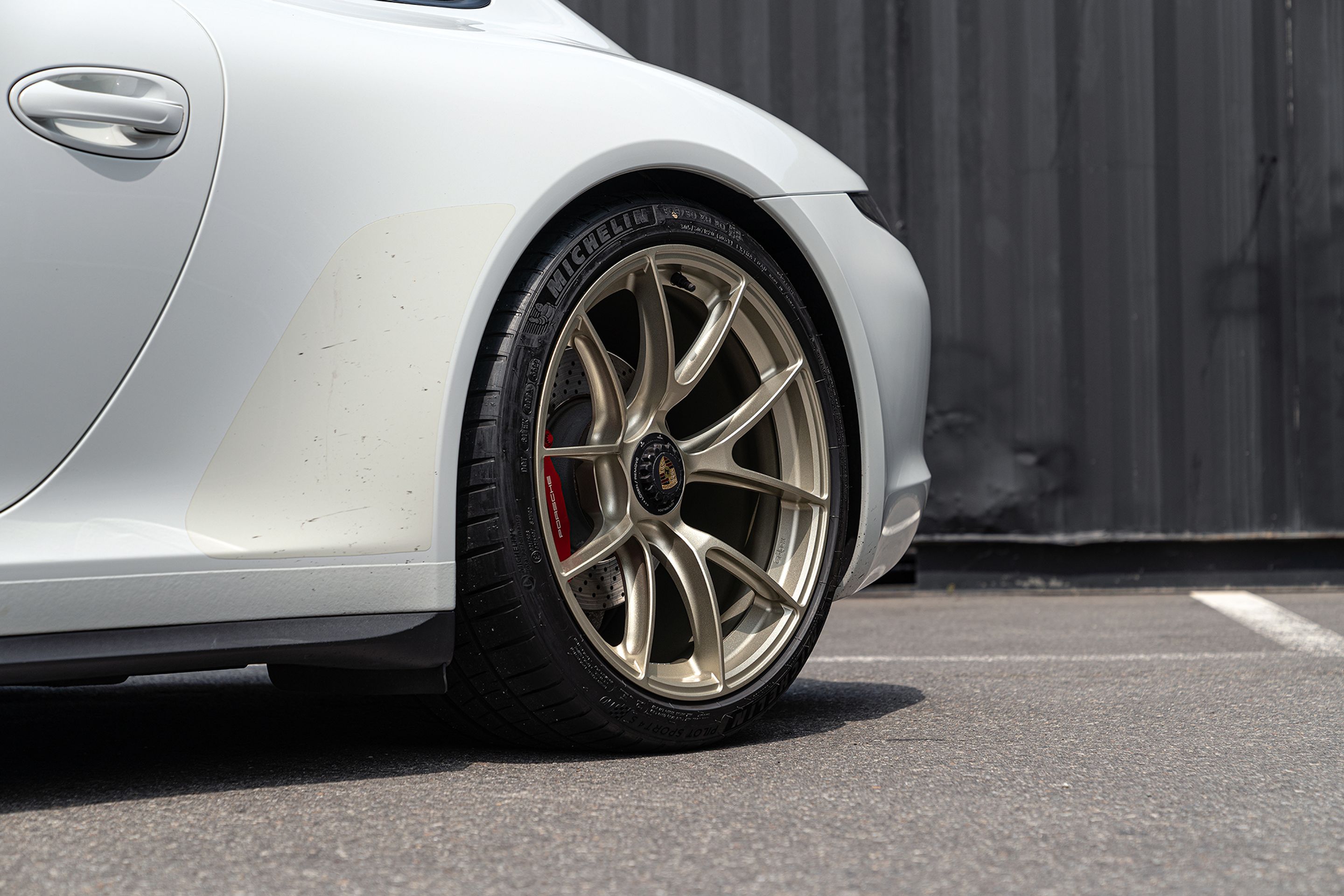 White Porsche 911 991.1 Carrera GTS with 20" VS-5RS Apex wheels in Motorsport Gold