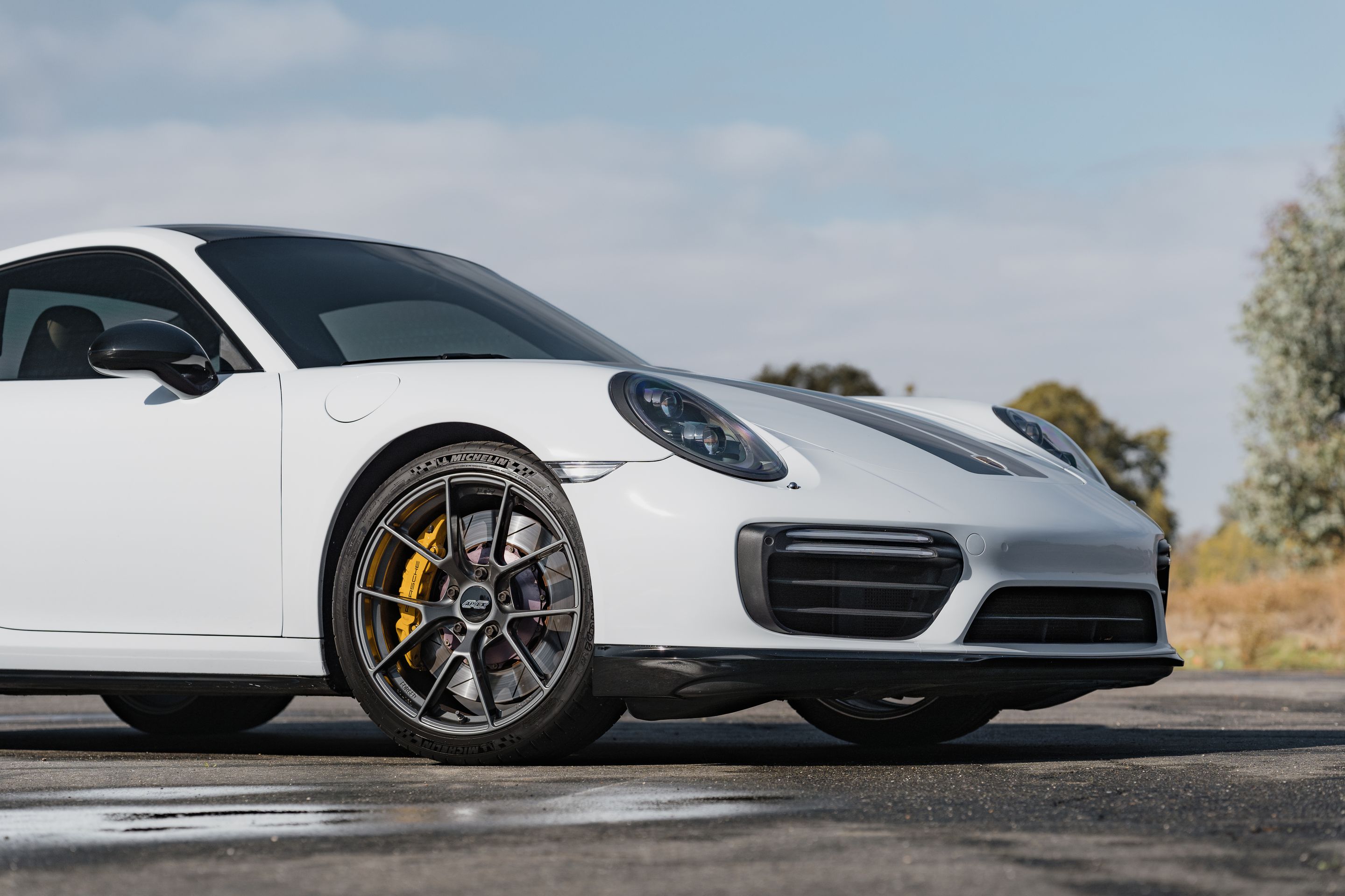 White Porsche 911 991.2 Turbo S with 20" VS-5RS Apex wheels in Anthracite