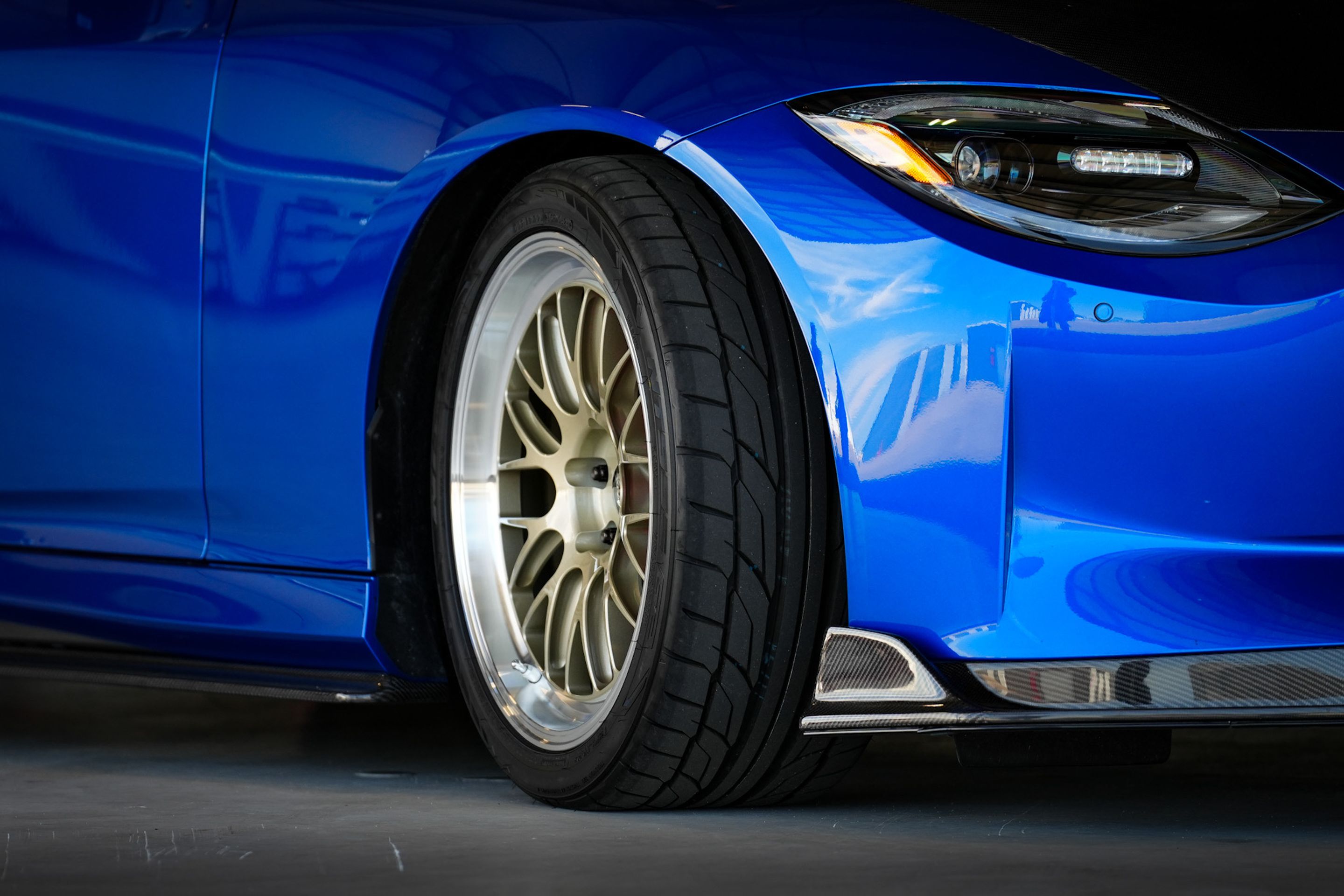 Blue Nissan Z with 19" ML-10RT Apex wheels in Machined Lip Gloss Motorsport Gold
