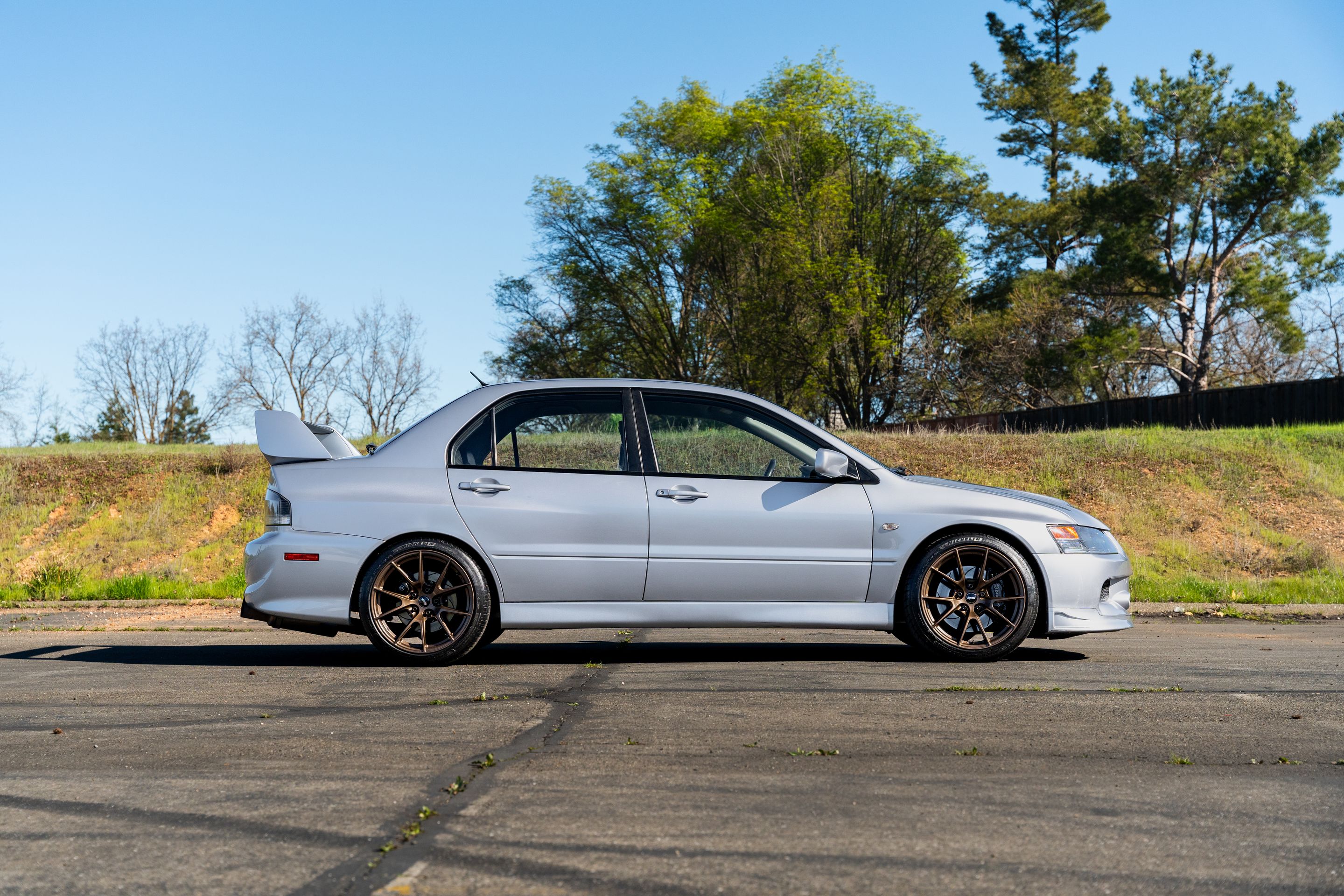 Silver Mitsubishi Lancer Evolution IX with 18" VS-5 Apex wheels in Satin Bronze