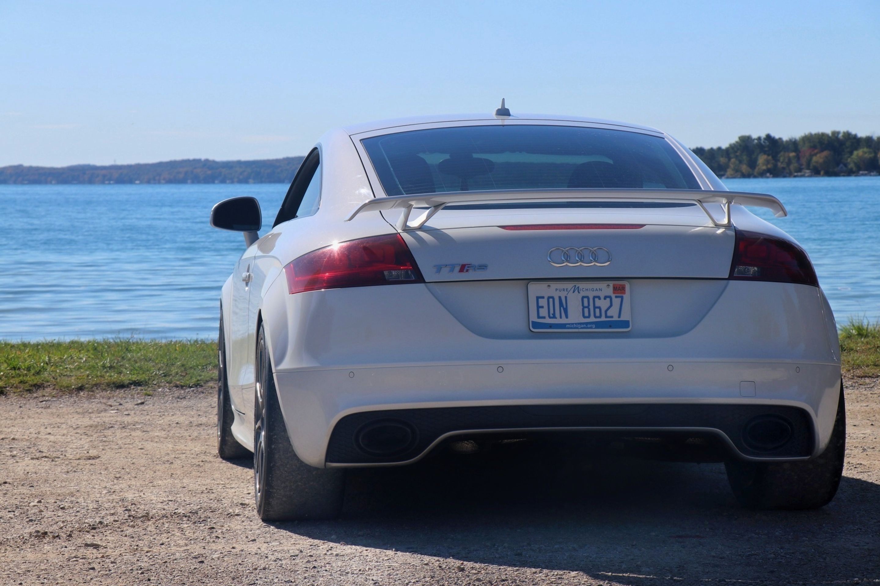 White Audi 8J TT RS with 18" SM-10 Apex wheels in Anthracite