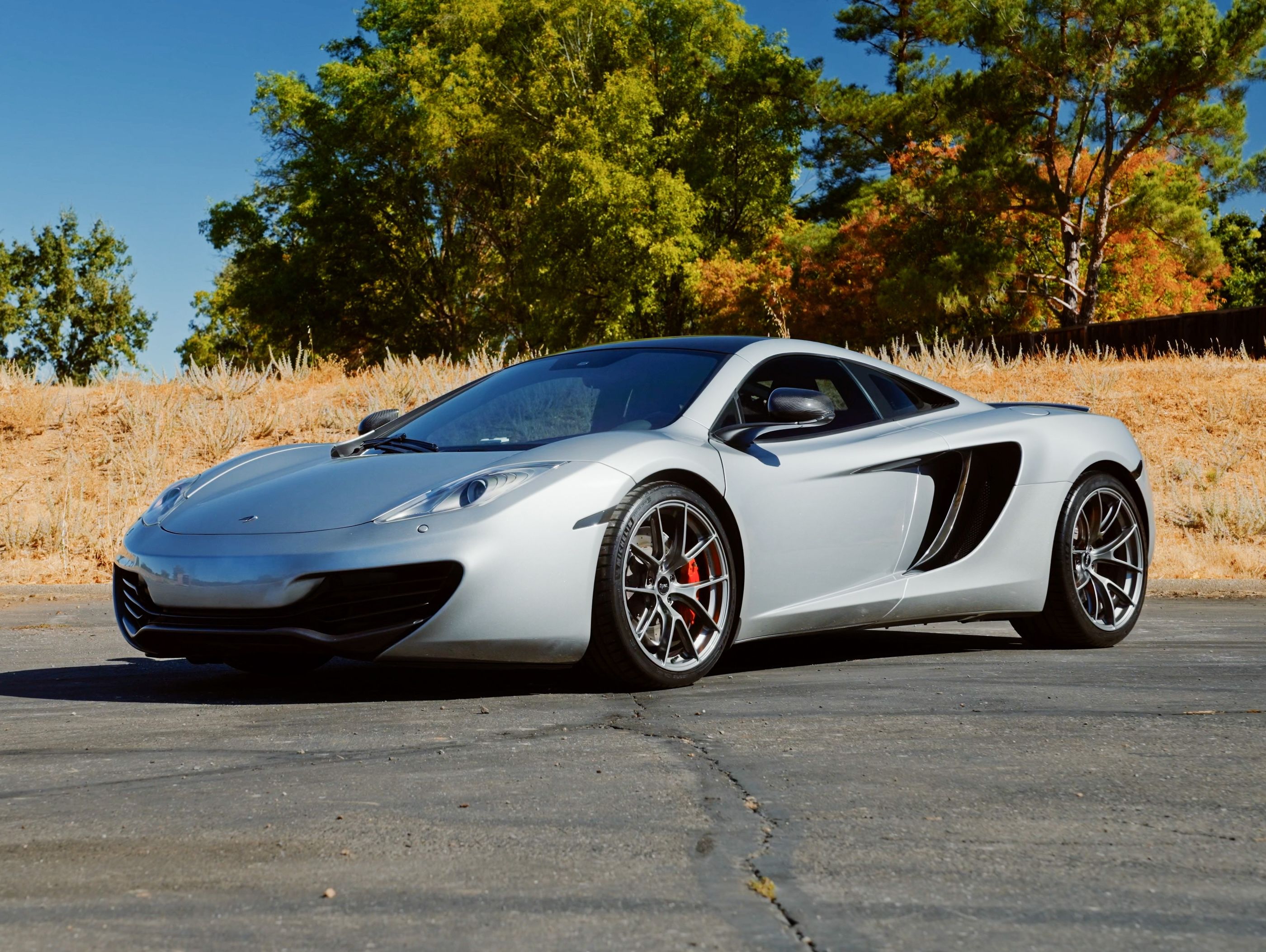 Silver McLaren MP4-12C with 19"/20" VS-5RS Apex wheels in Anthracite