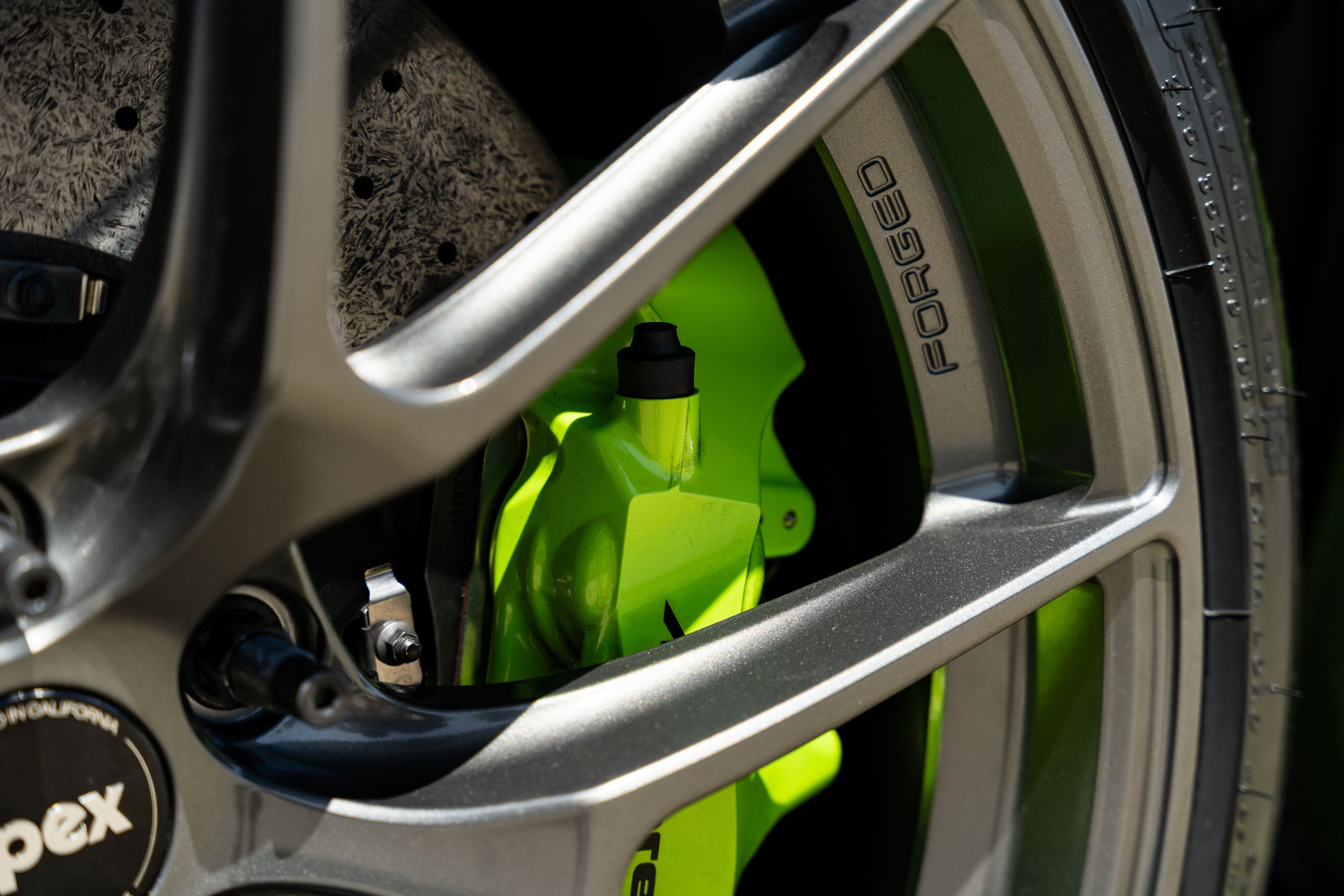 Green McLaren 750S with 19"/20" VS-5RS Apex wheels in Anthracite