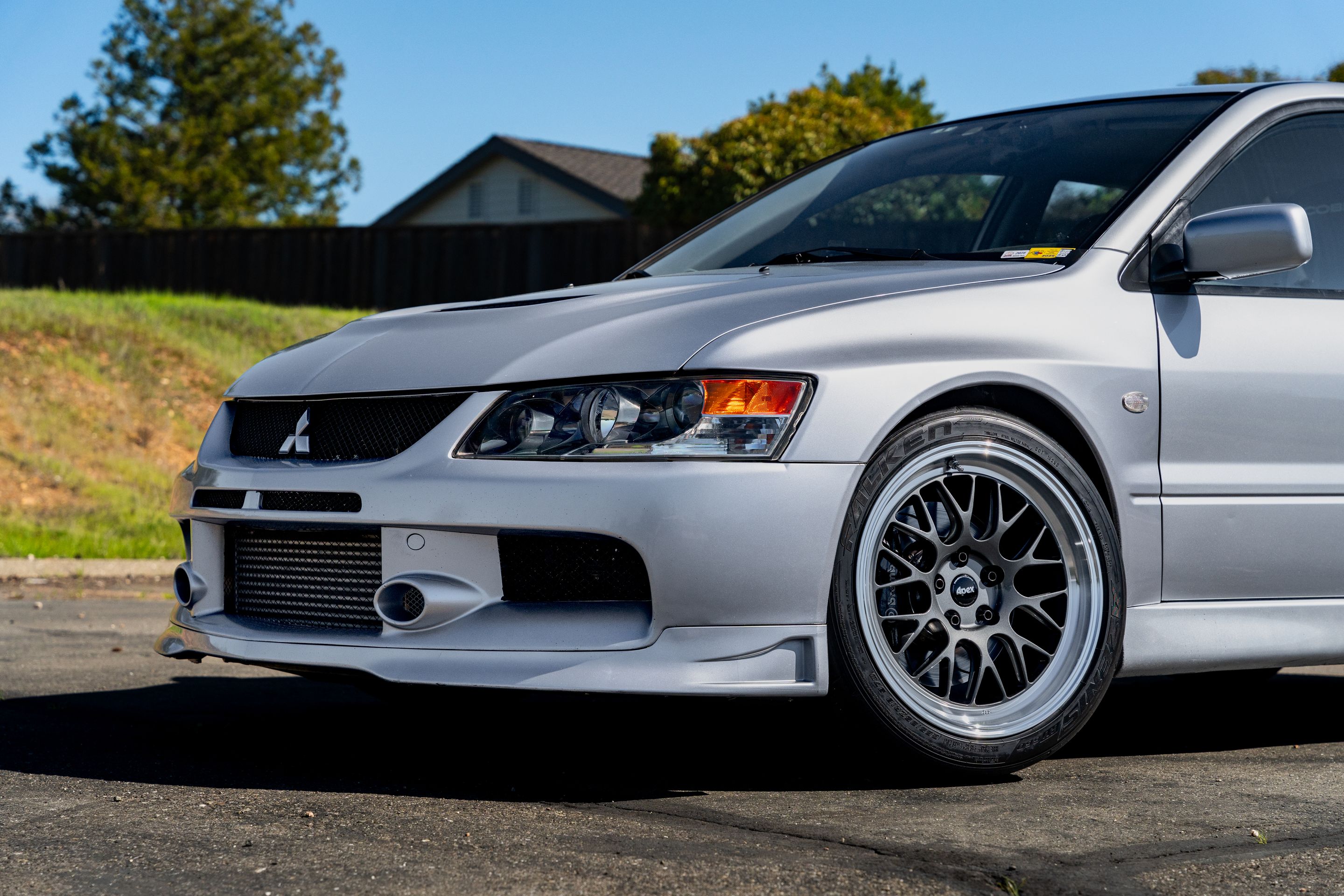 Silver Mitsubishi Lancer Evolution IX with 18" ML-10RT Apex wheels in Machined Lip Anthracite