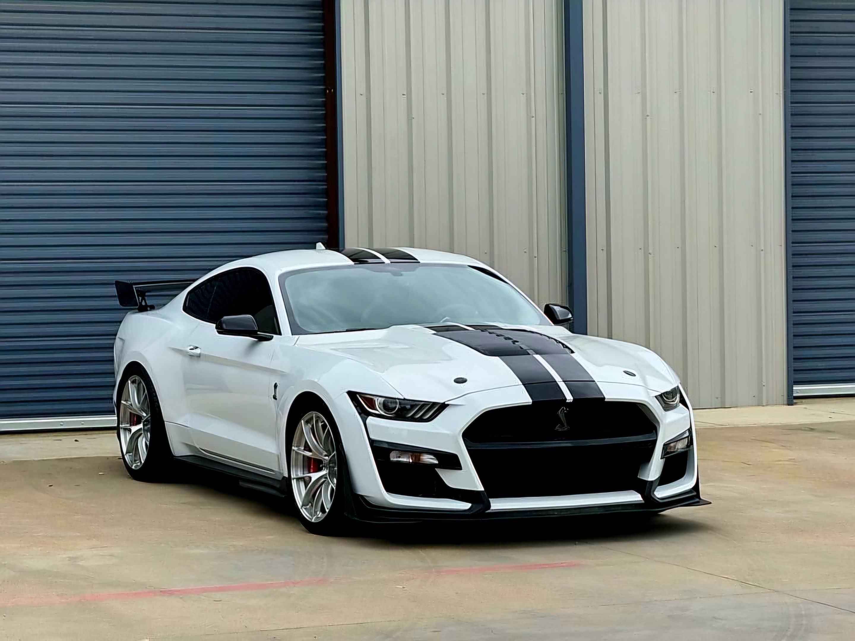 White Ford S550 Mustang GT500 with 20" VS-5RS Apex wheels in Brushed Clear