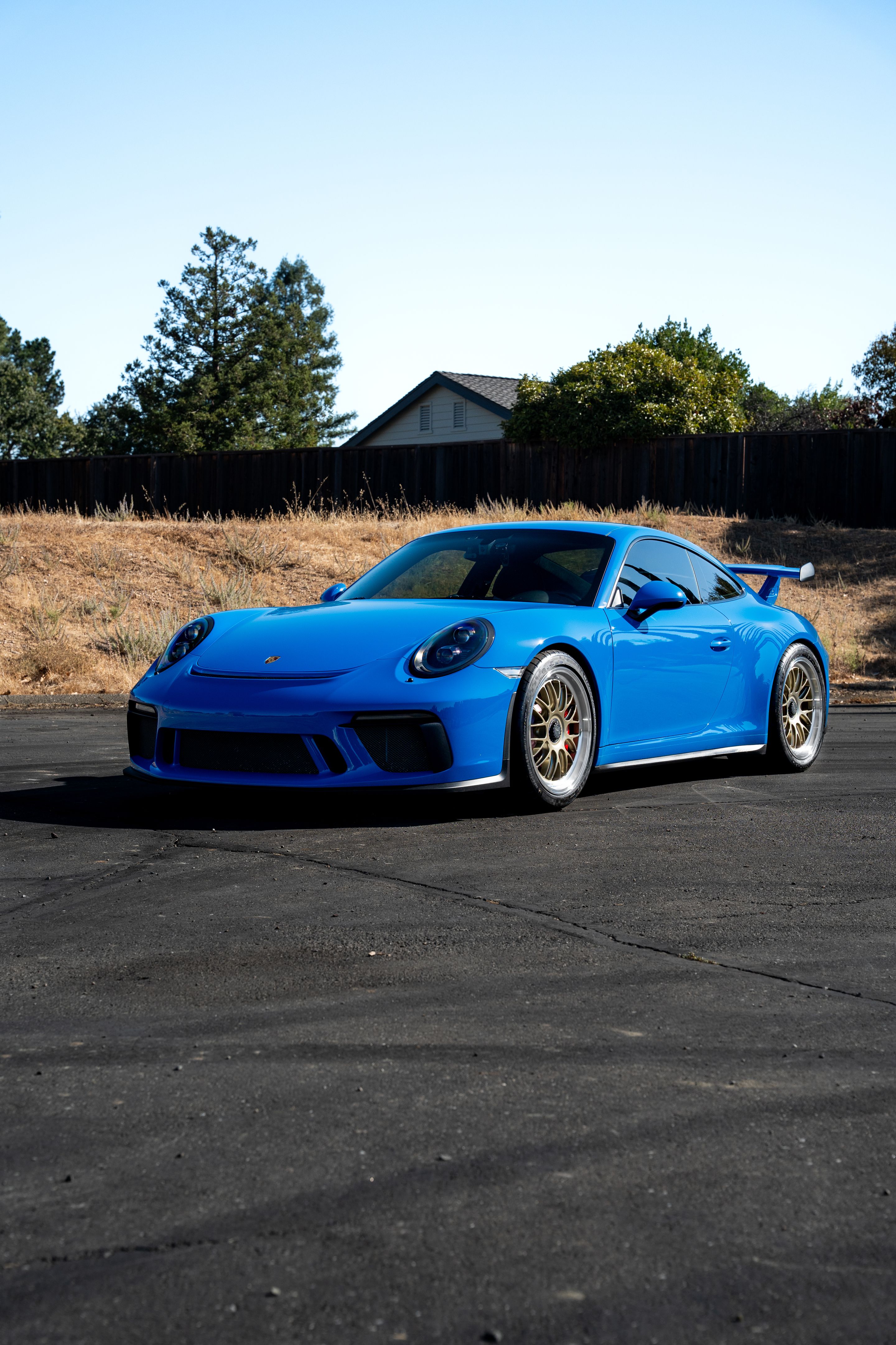 Blue Porsche 911 991.2 GT3 with 19" ML-10RT Apex wheels in Machined Lip Gloss Motorsport Gold