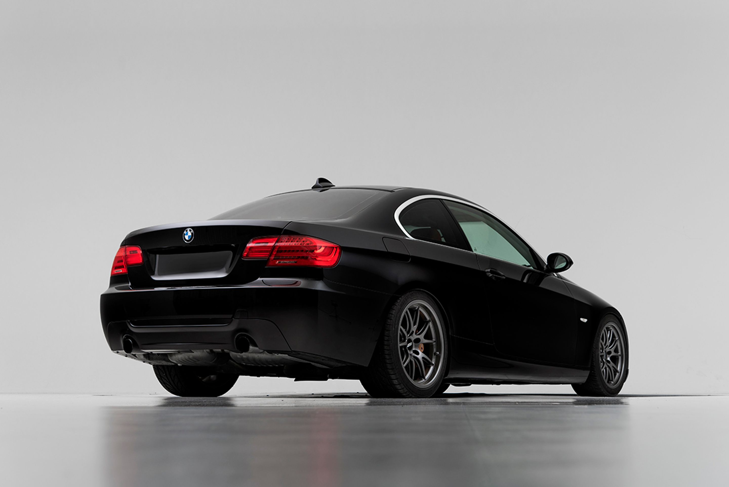 Black BMW E92 Coupe 3 Series with 18" FL-5 Apex wheels in Anthracite