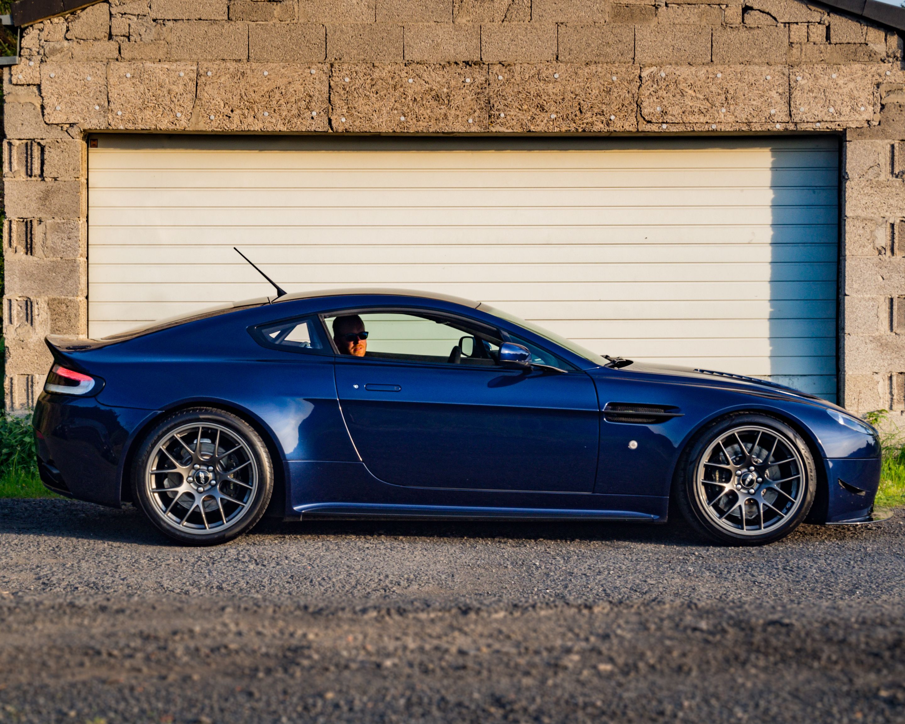 Blue Aston Martin V8/V12 Vantage with 19" EC-7 Apex wheels in Anthracite