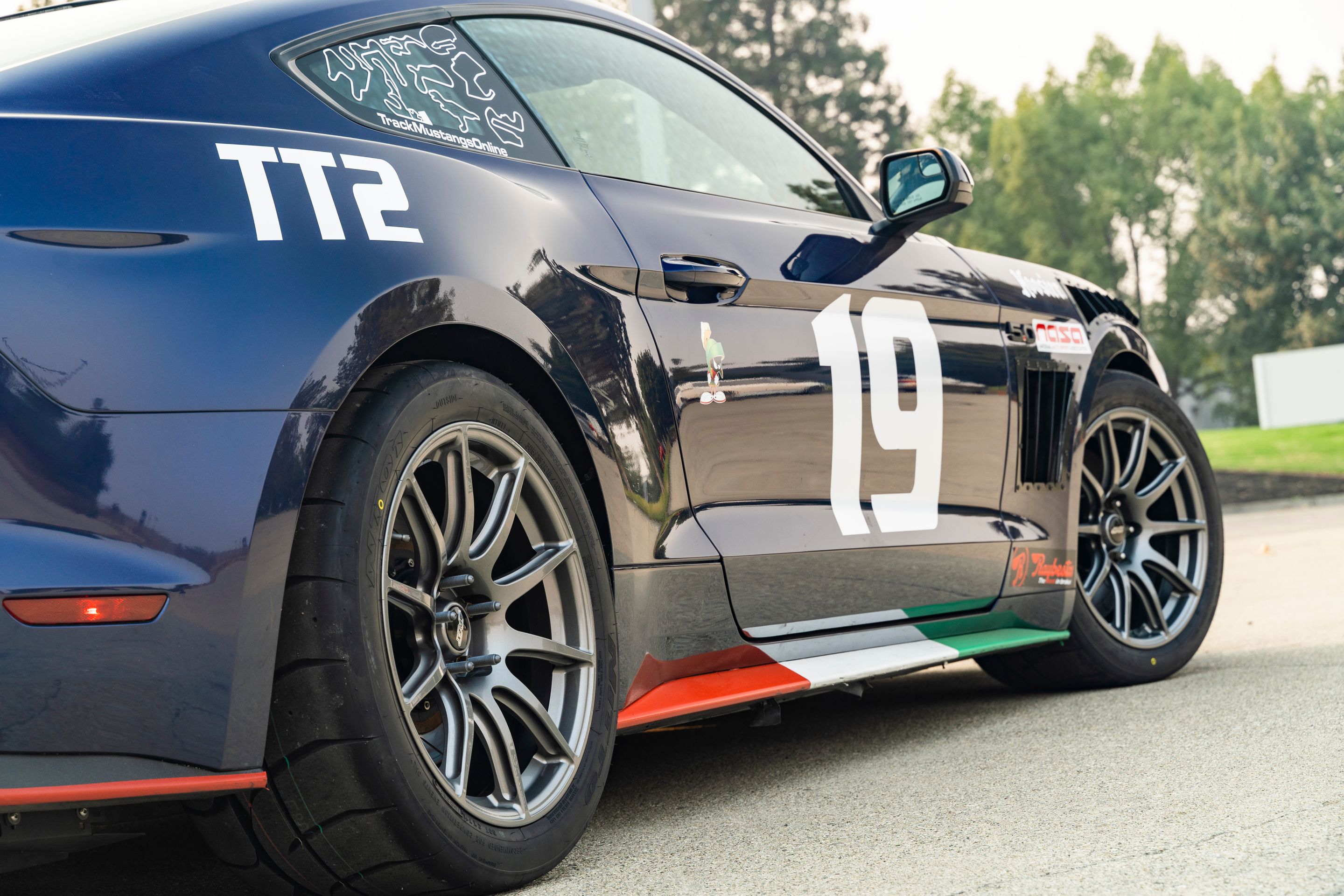 Blue Ford S550 Mustang GT with 18" SM-10 Apex wheels in Anthracite