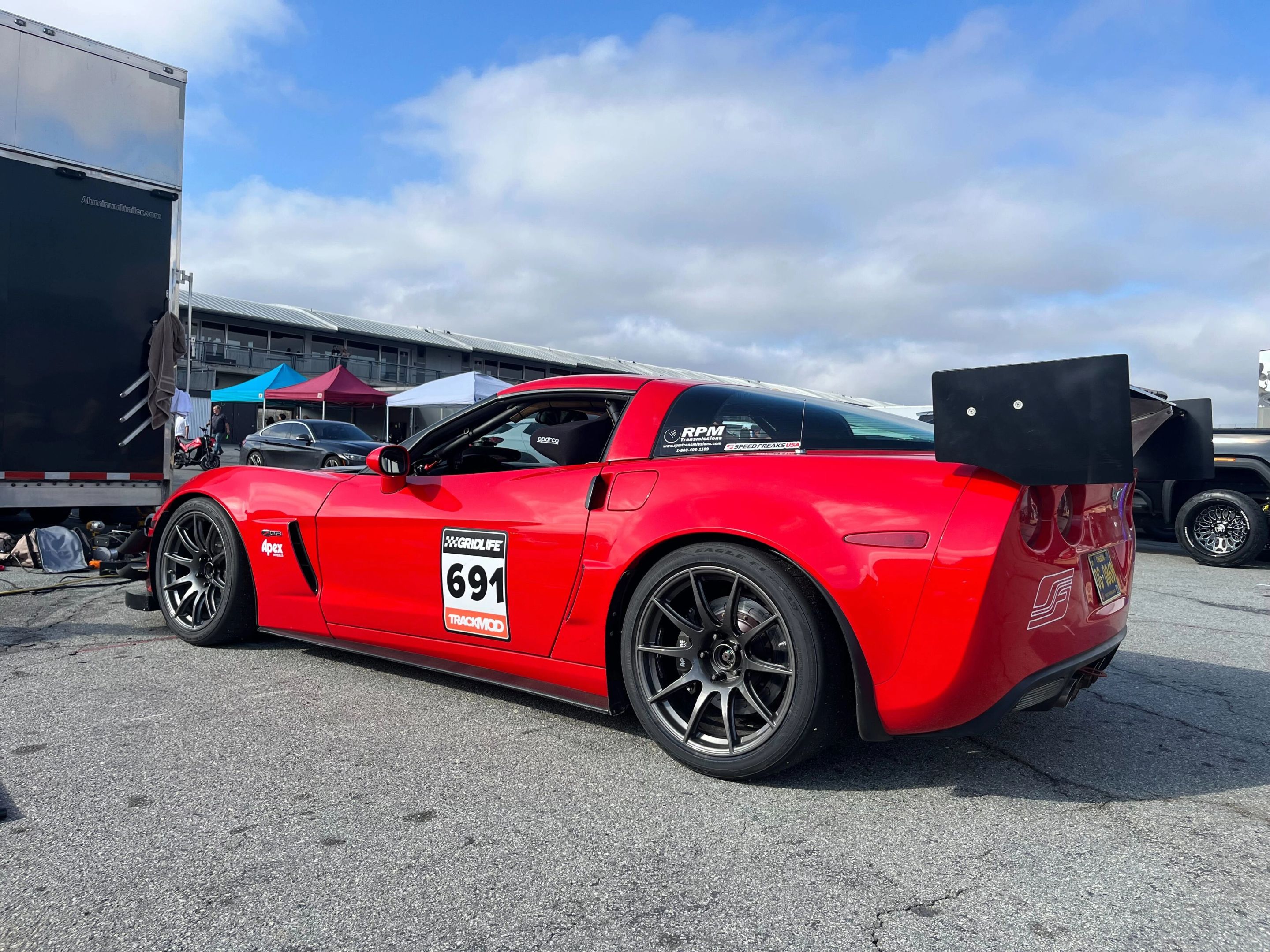 Red Chevrolet C6 Corvette Z06 with 19" SM-10RS Apex wheels in Anthracite
