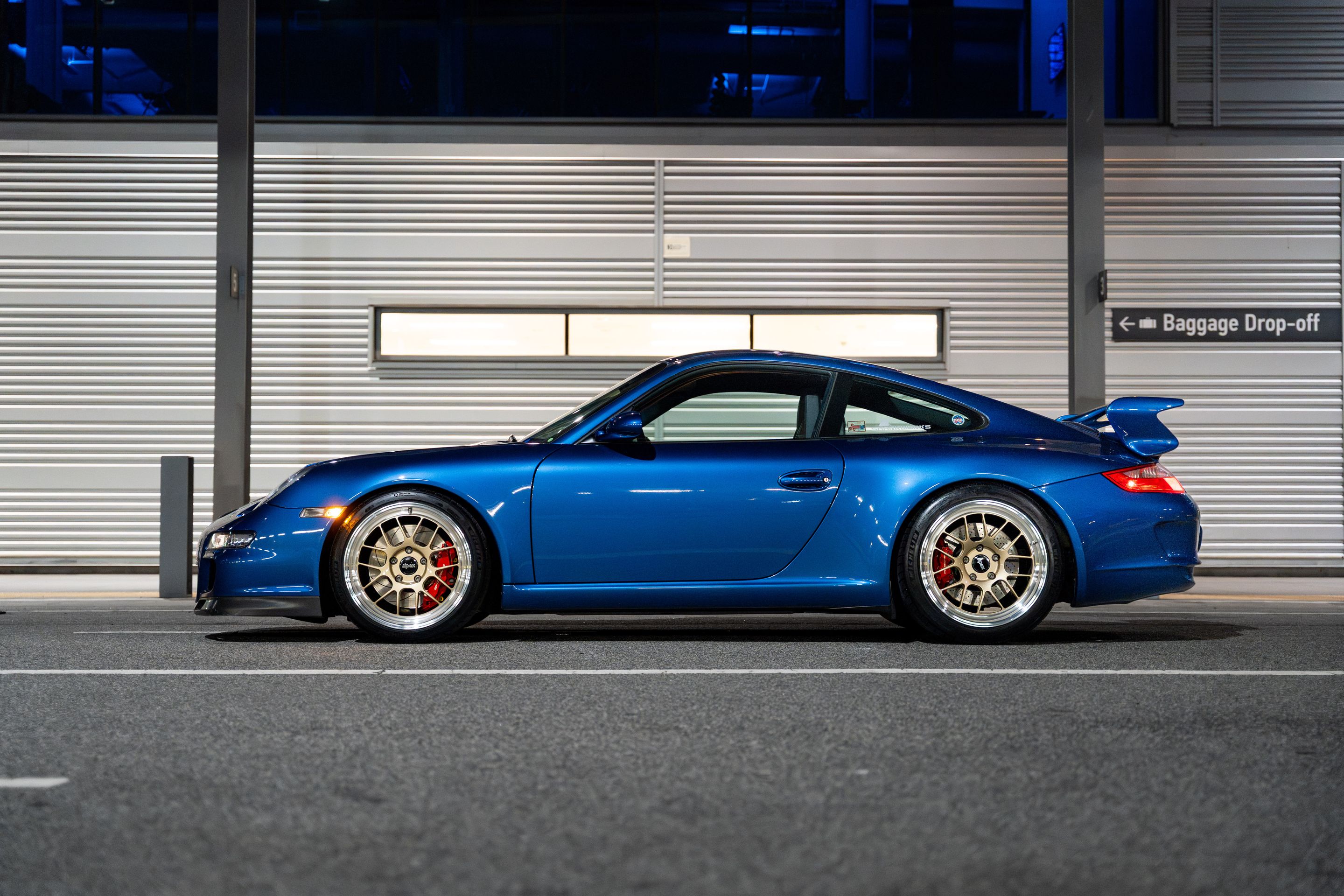 Blue Porsche 911 997 GT3 with 19" TEST-M Apex wheels in Machined Lip Gloss Motorsport Gold