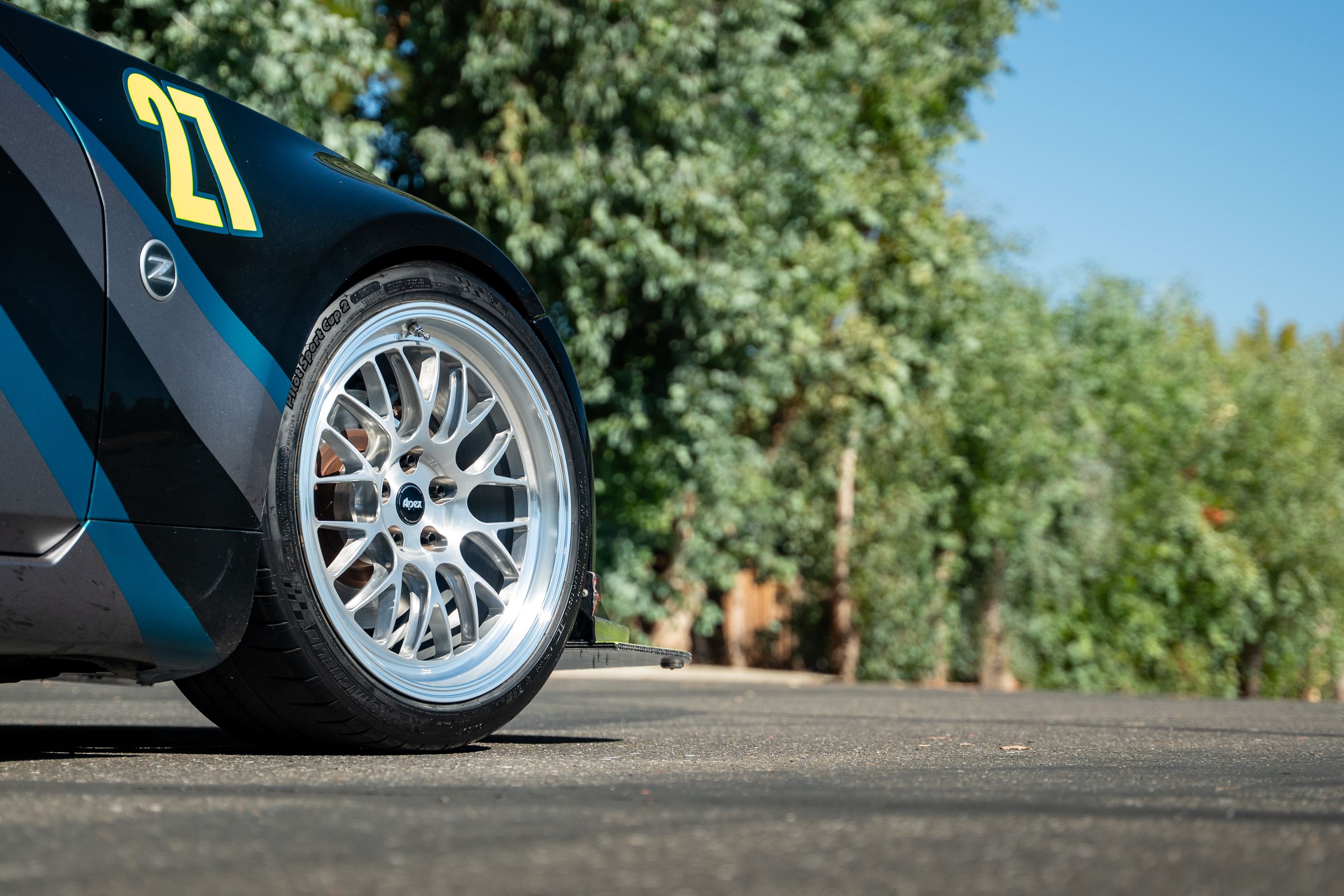 Grey Nissan 350Z with 19" ML-10RT Apex wheels in Machined Lip Brushed Clear