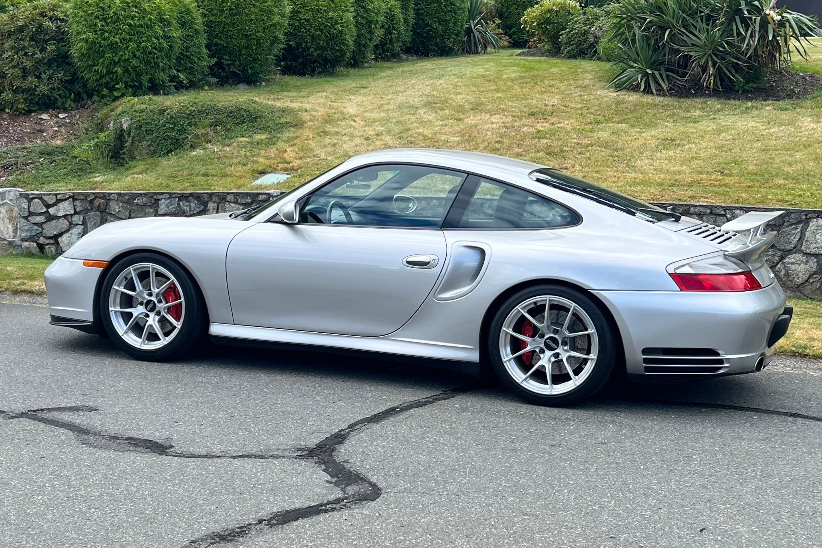 Silver Porsche 911 996 Turbo with 18" VS-5RS Apex wheels in Brushed Clear