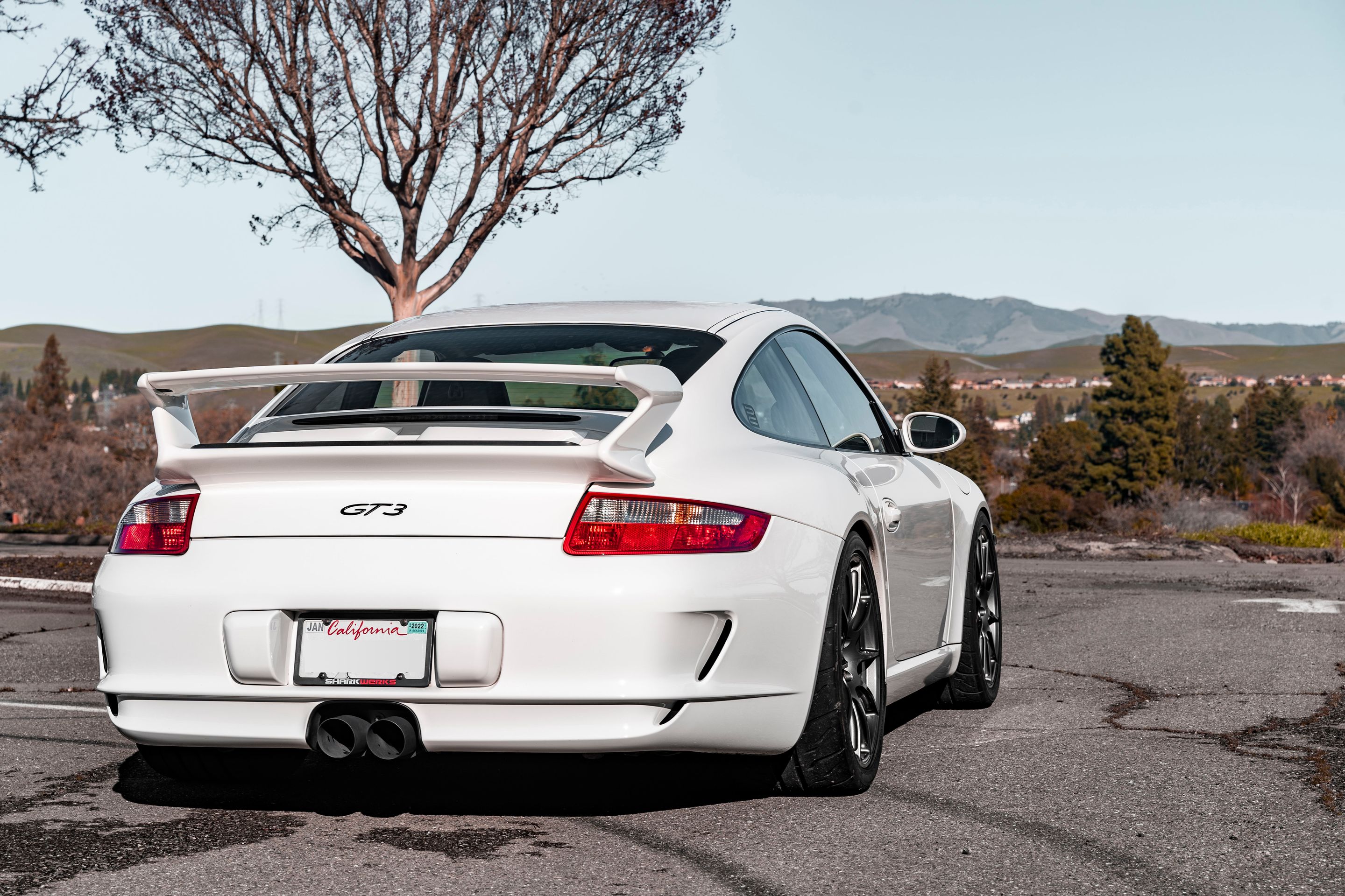 White Porsche 911 997 GT3 with 19" SM-10 Apex wheels in Anthracite