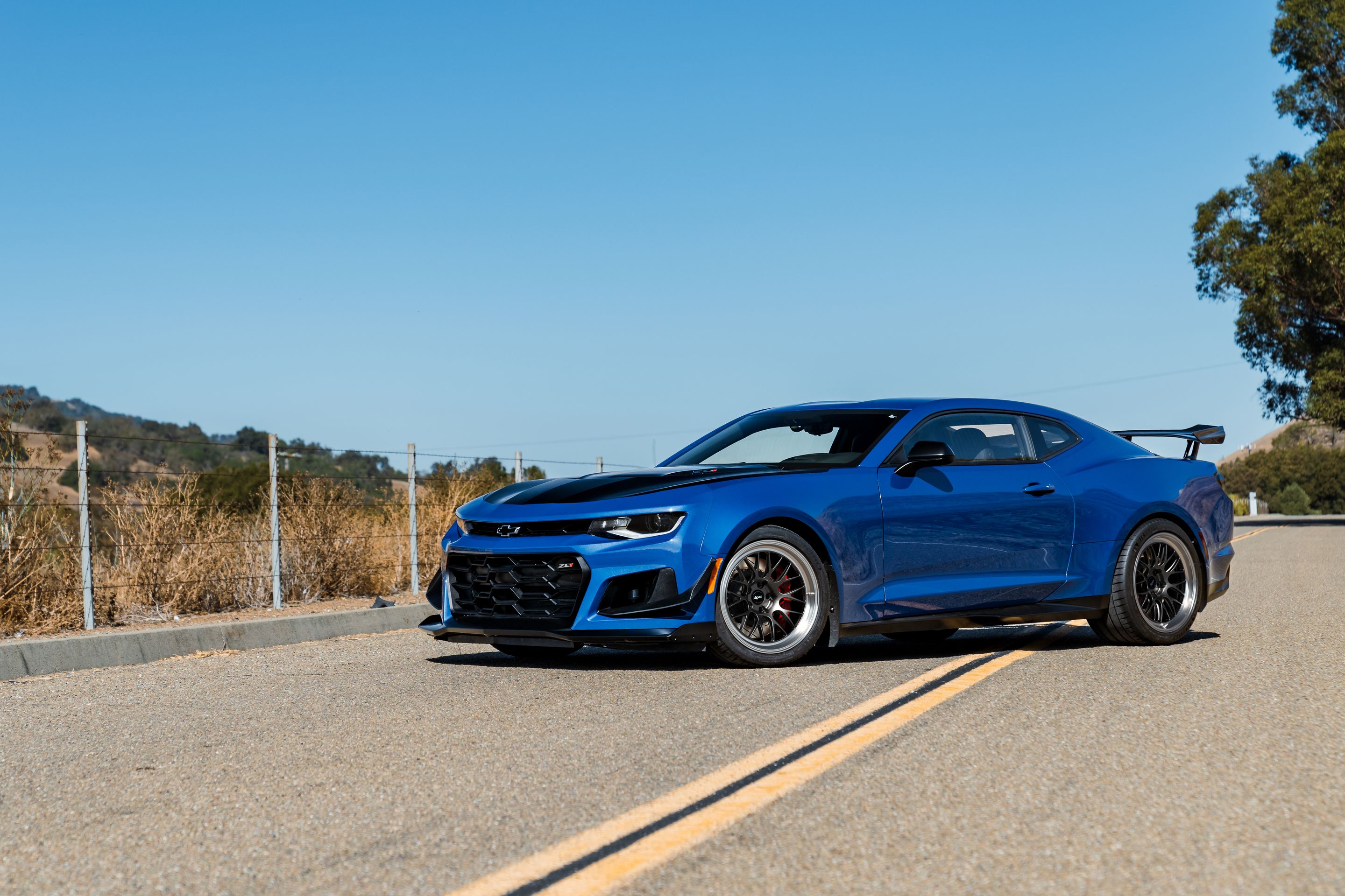 Blue Chevrolet 6th Gen Camaro ZL1 1LE with 19" ML-10RT Apex wheels in Machined Lip Anthracite