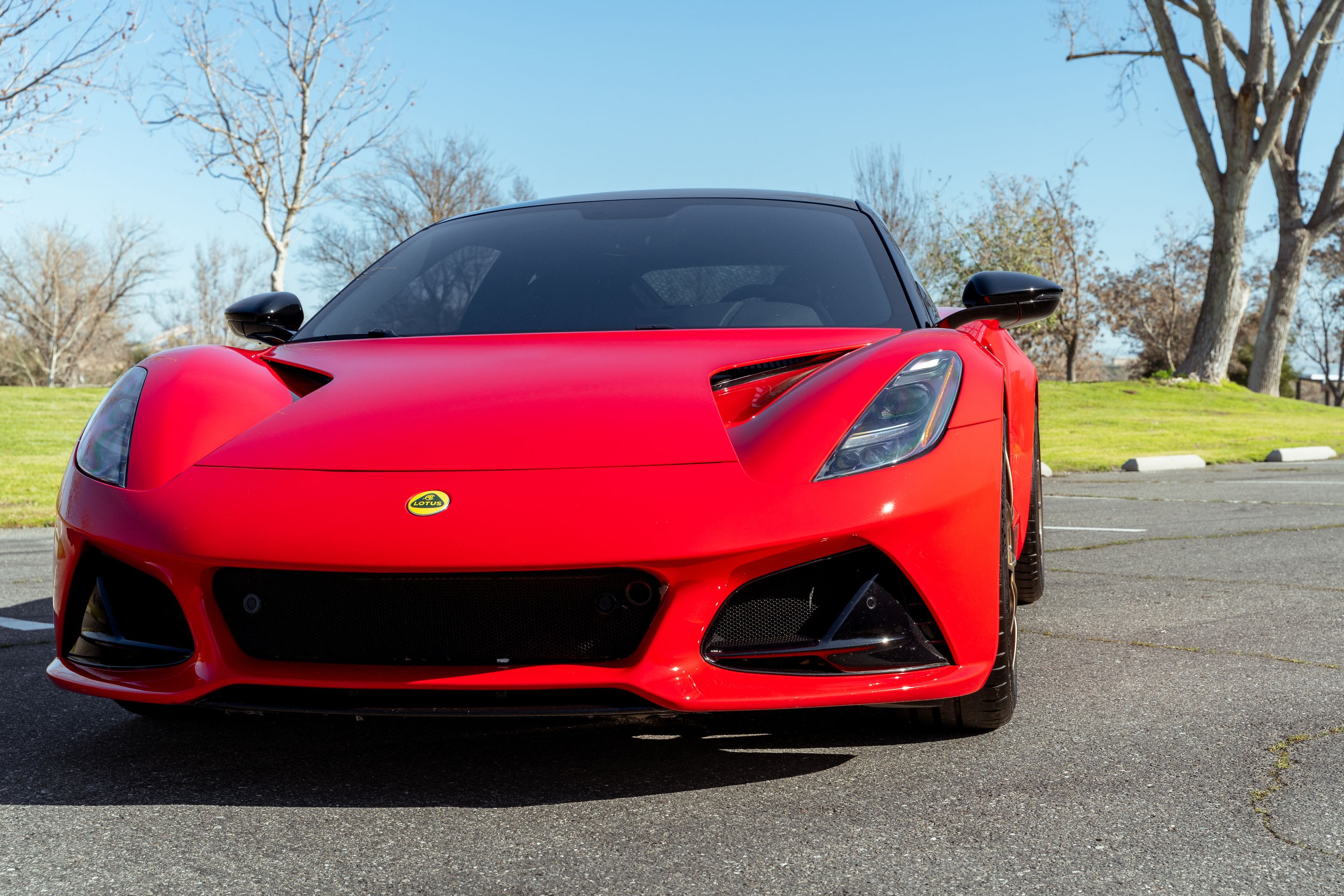 Red Lotus Emira with 20" VS-5RS Apex wheels in Anthracite