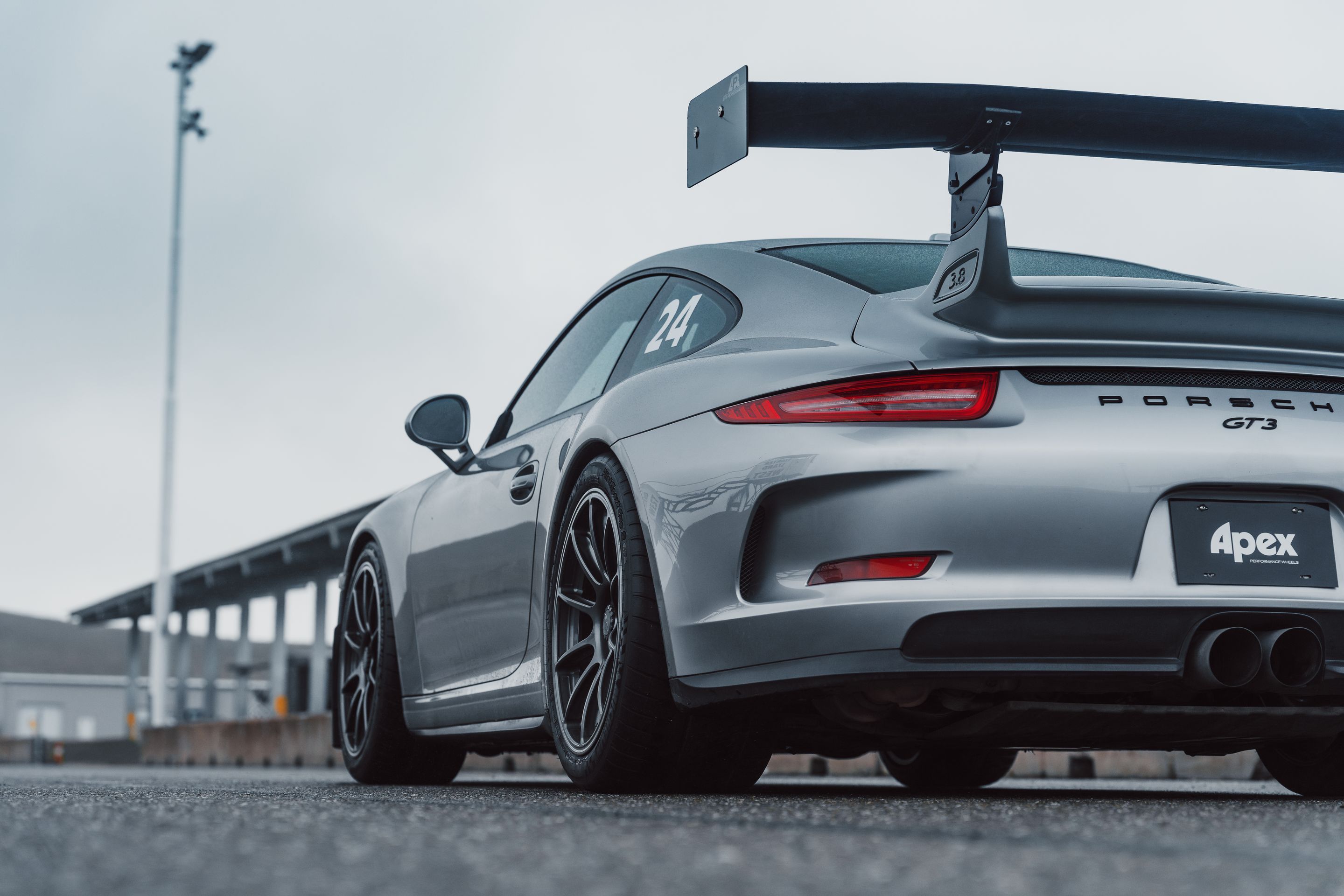 Silver Porsche 911 991.1 GT3 with 19" SM-10RE Apex wheels in Anthracite