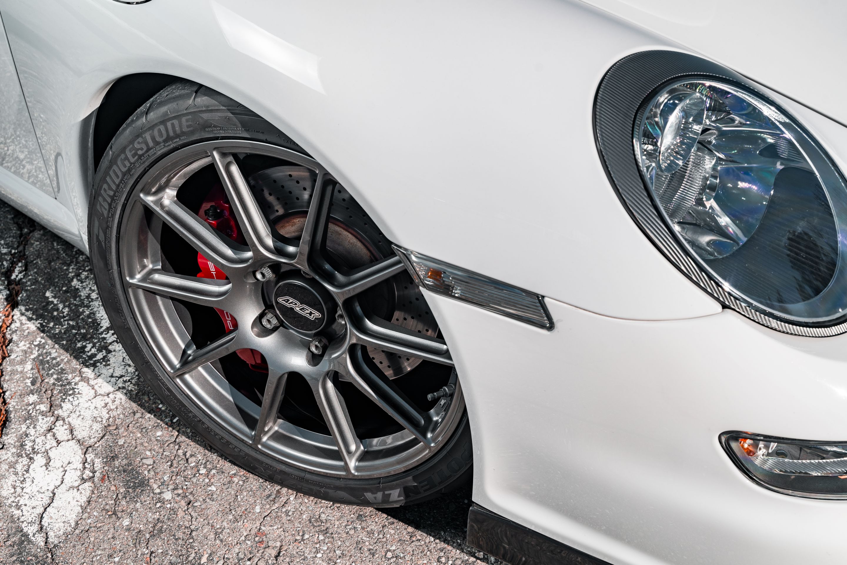 White Porsche 911 997 GT3 with 19" SM-10 Apex wheels in Anthracite