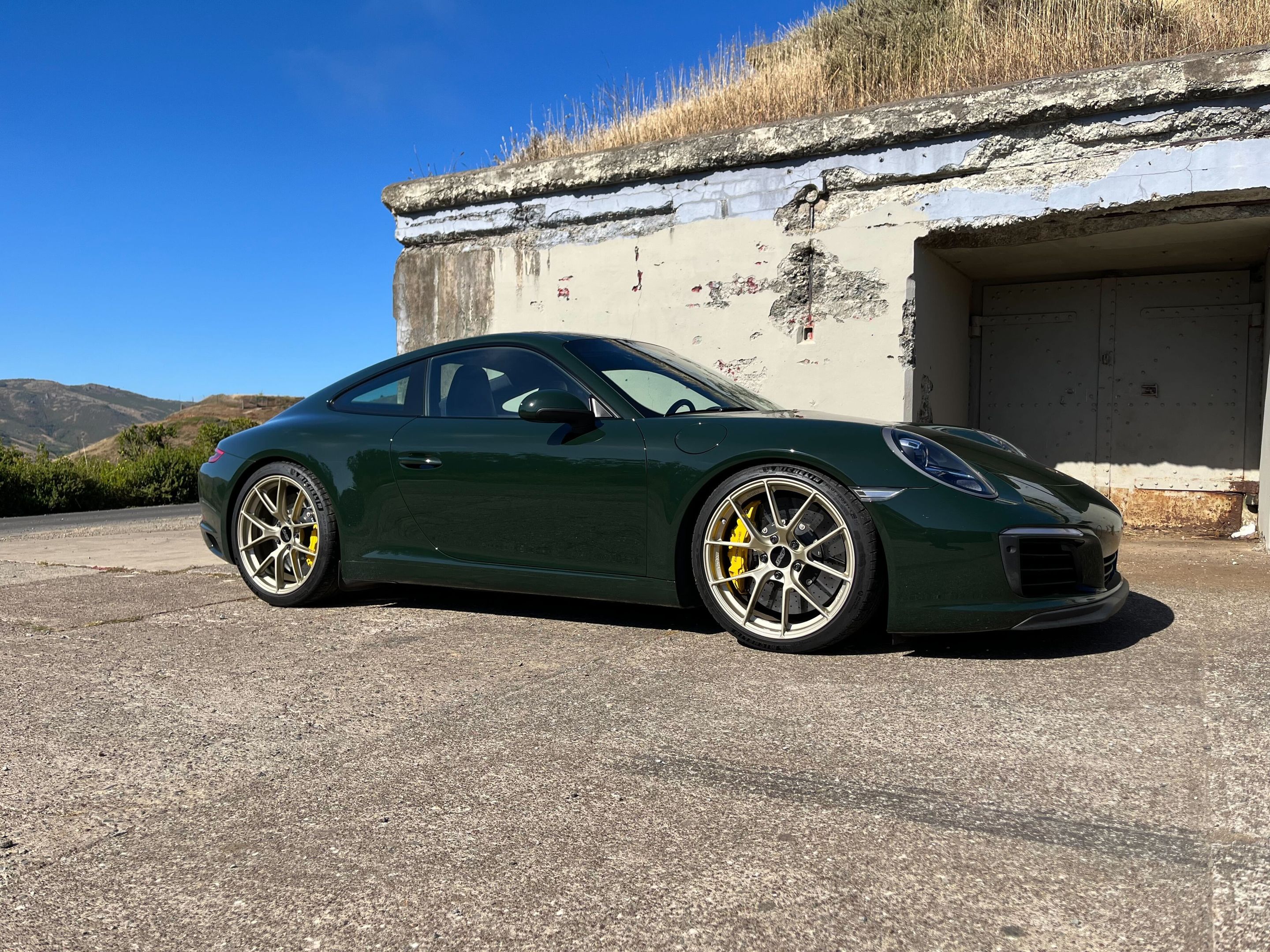 Green Porsche 911 991.2 Carrera T with 20" VS-5RS Apex wheels in Motorsport Gold