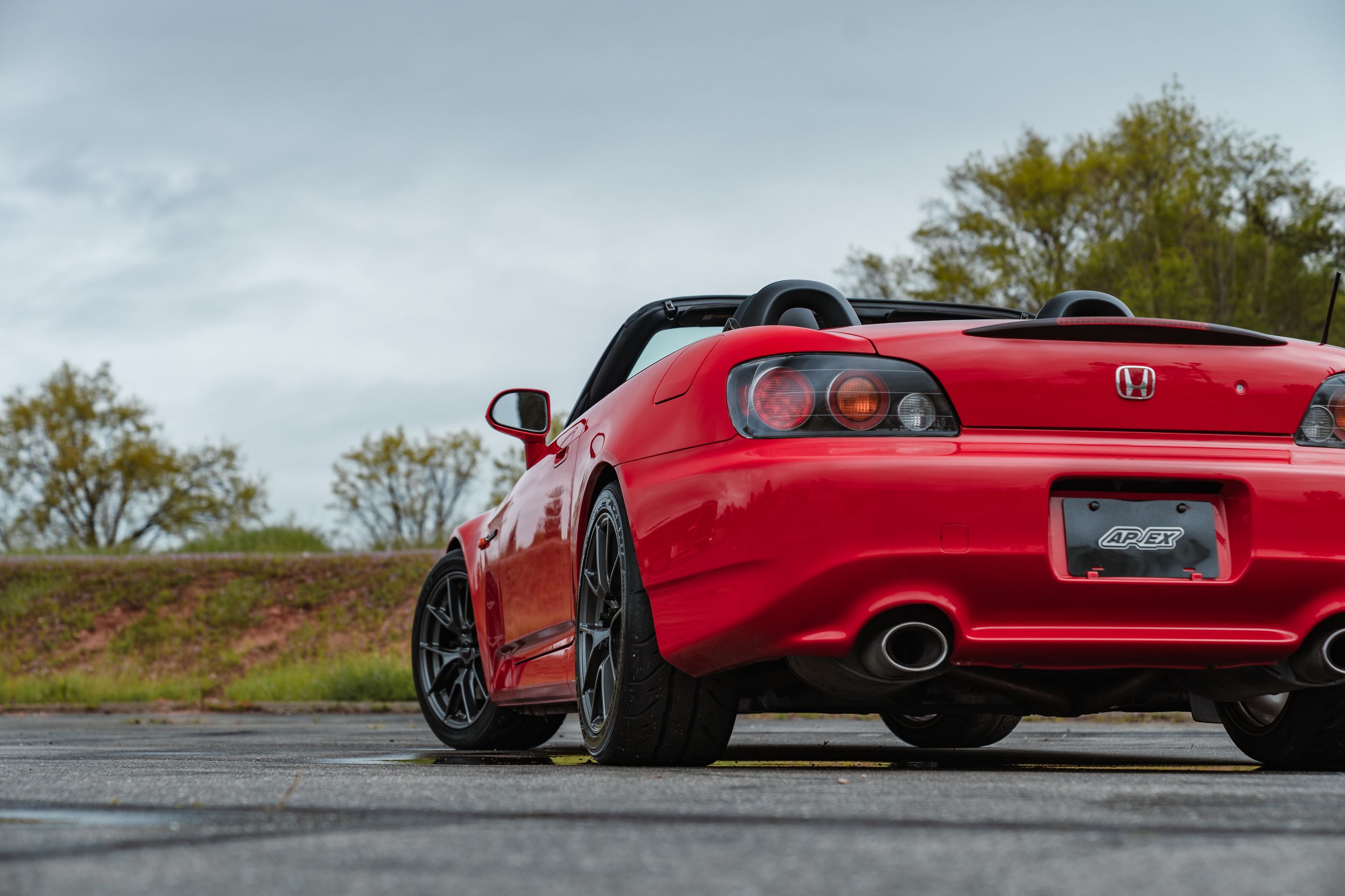 Red Honda S2000 with 17" VS-5RS Apex wheels in Anthracite