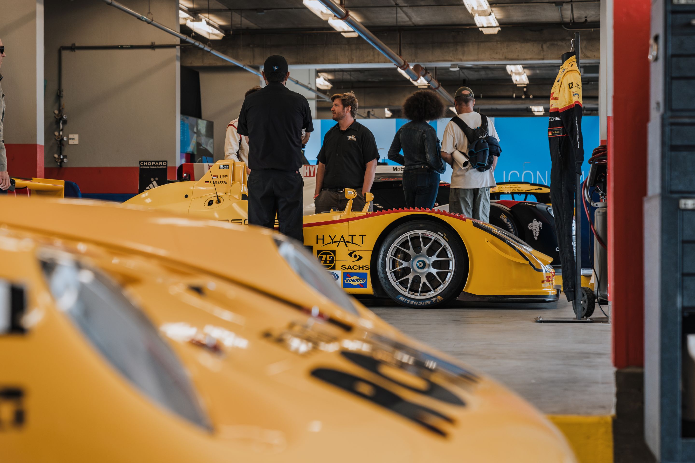White Porsche 911 996 GT2 with 18" EC-7RS Apex wheels in Anthracite