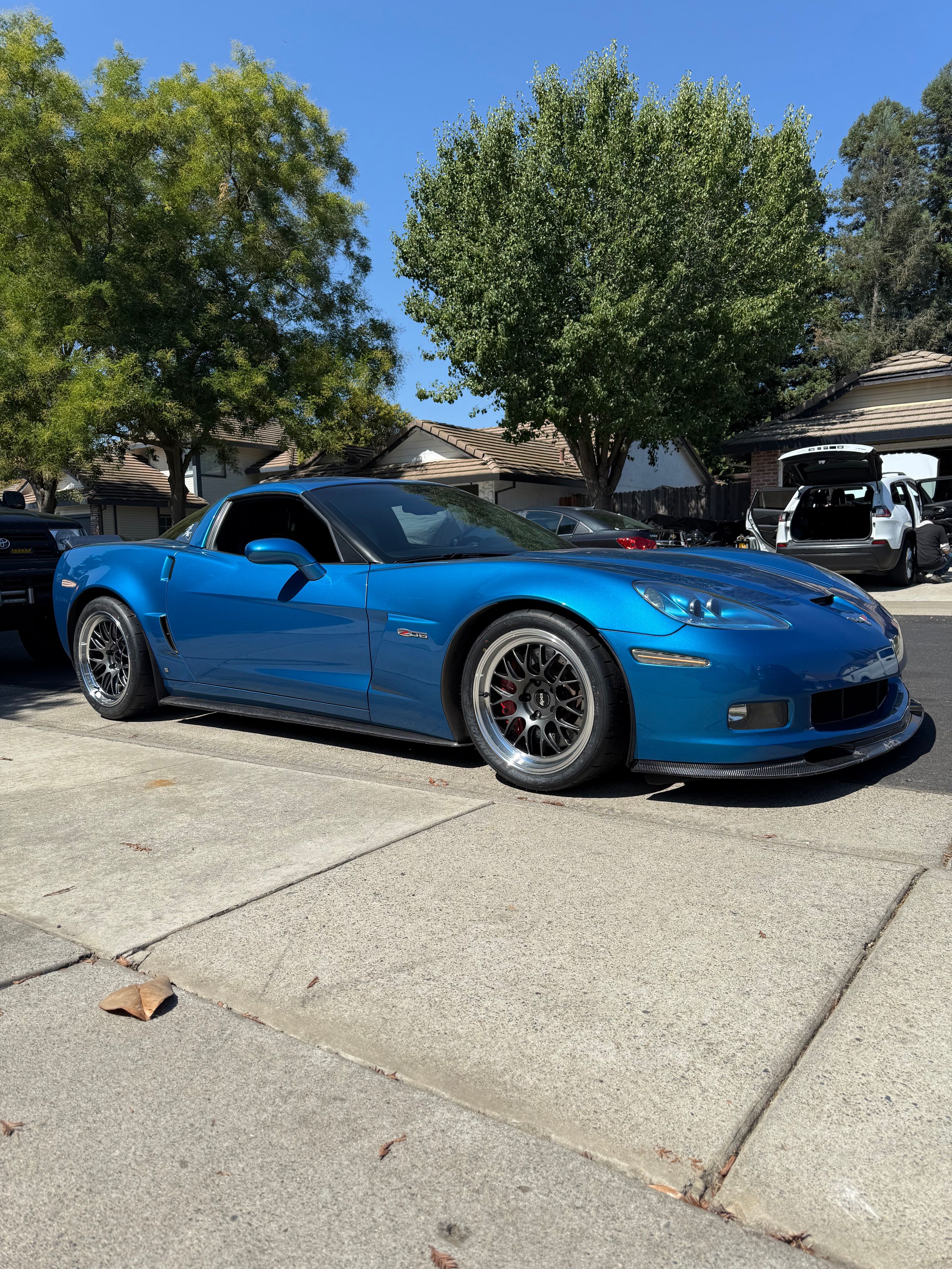 Blue Chevrolet C6 Corvette Z06 with 18" ML-10RT Apex wheels in Machined Lip Anthracite
