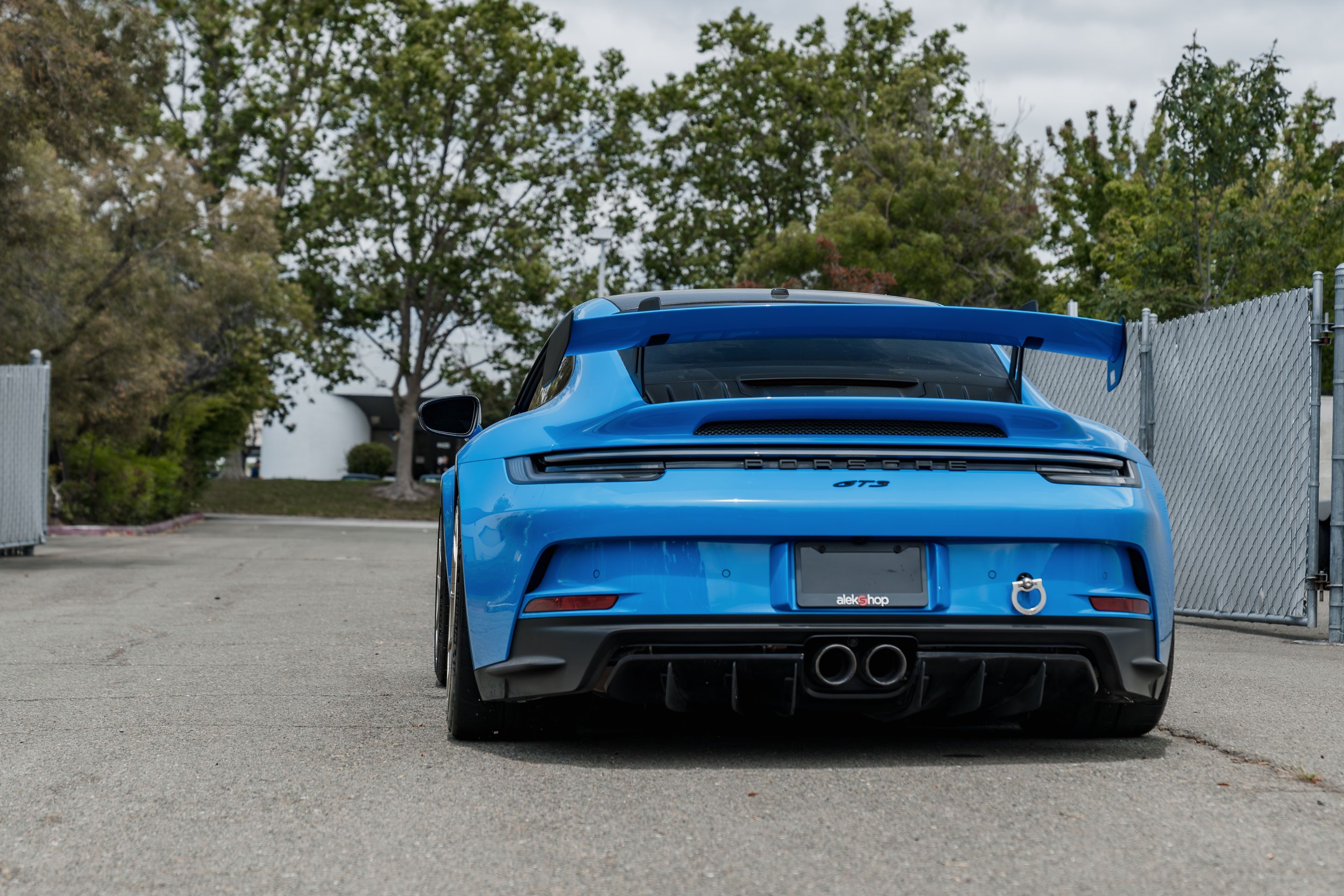 Blue Porsche 911 992.1 GT3 with 20" VS-5RS Apex wheels in Motorsport Gold