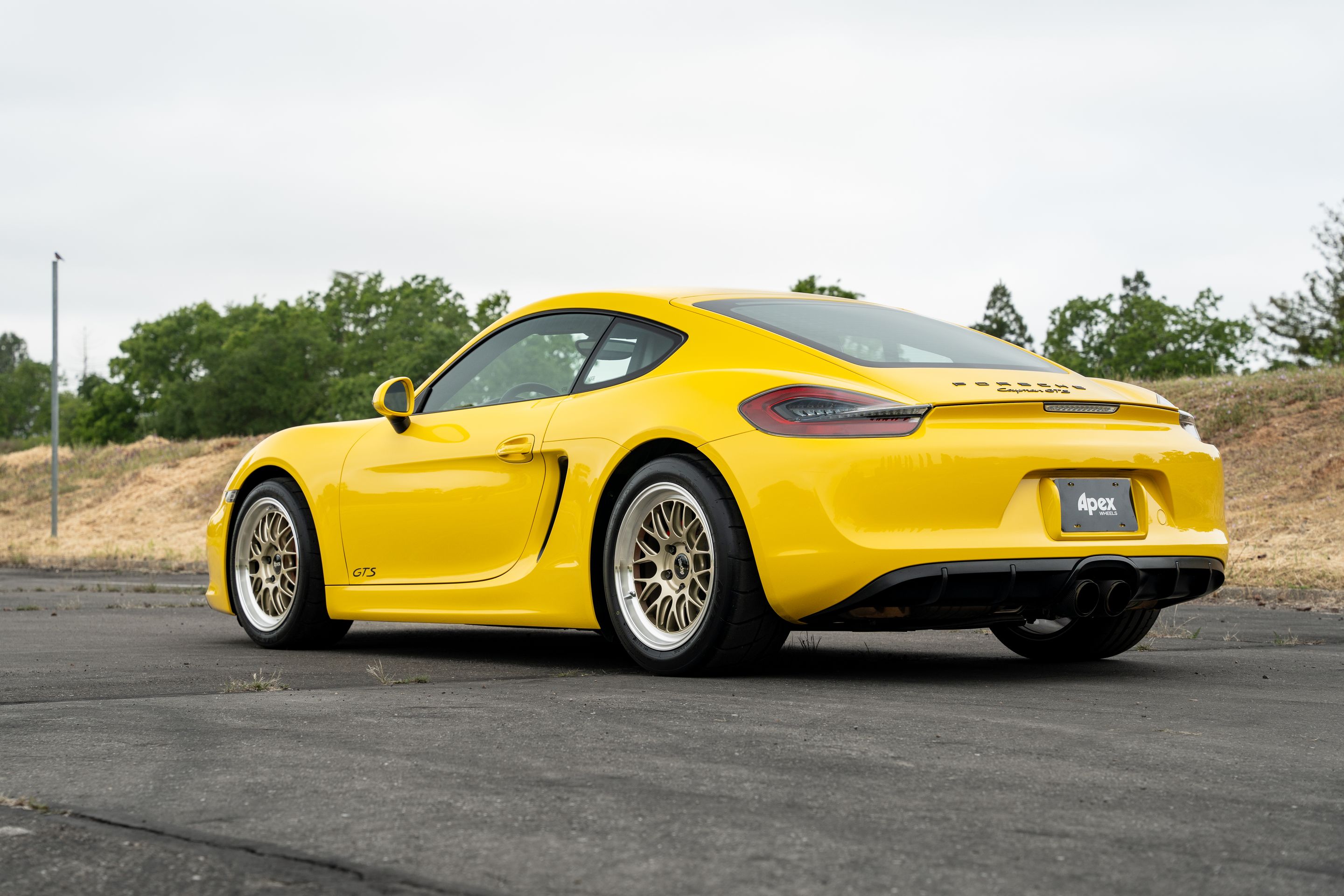 Yellow Porsche 981 Cayman GTS with 18" ML-10RT Apex wheels in Machined Lip Gloss Motorsport Gold