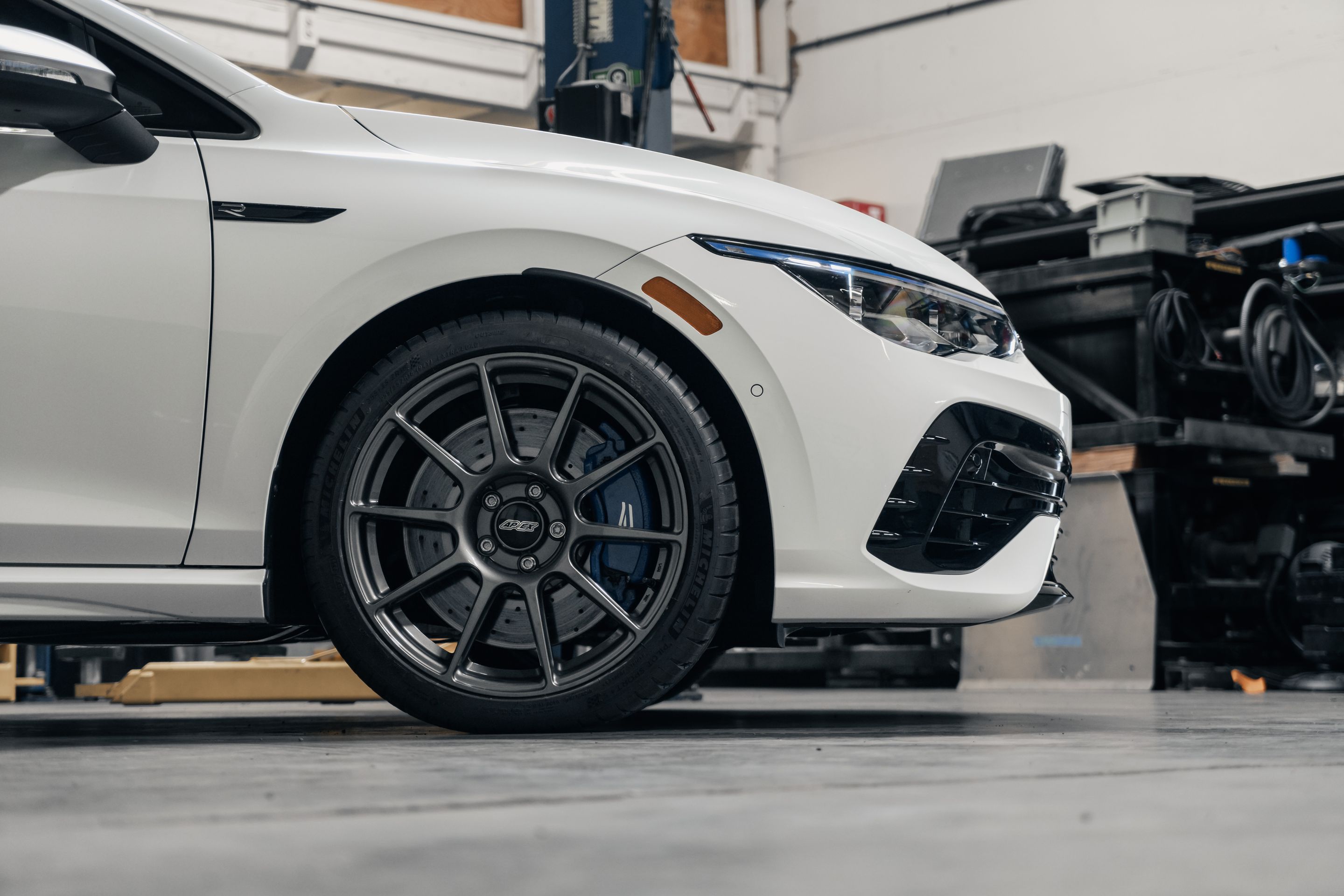White VW MK8 Golf R with 18" SM-10 Apex wheels in Anthracite