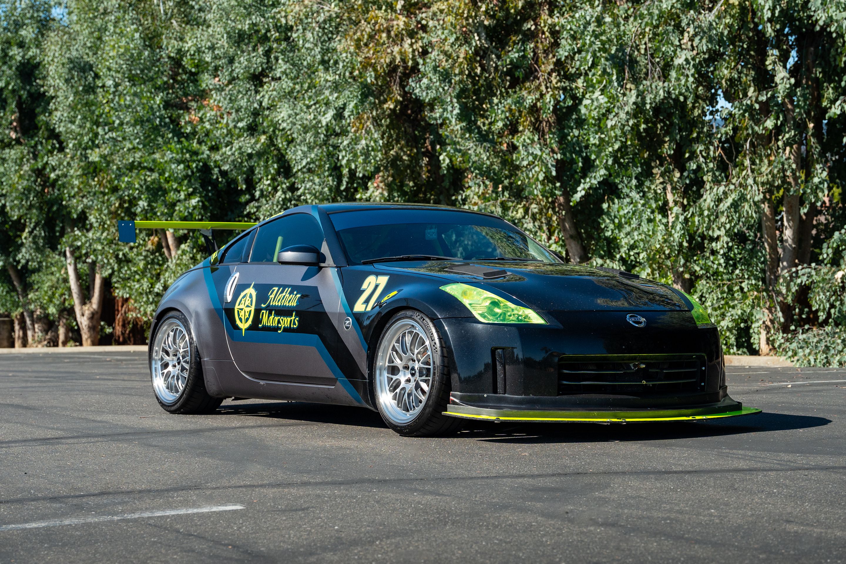 Grey Nissan 350Z with 19" ML-10RT Apex wheels in Machined Lip Brushed Clear