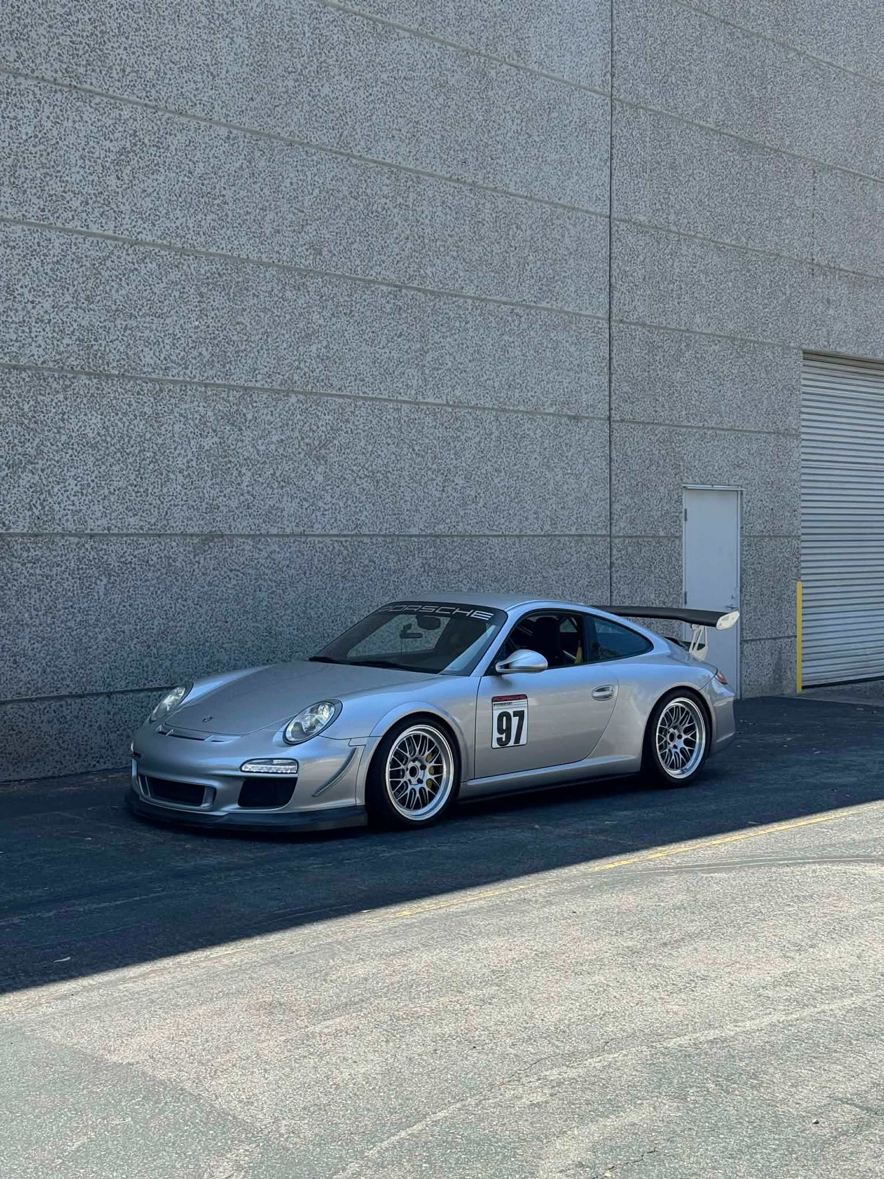Silver Porsche 911 997 GT3 with 19" ML-10RT Apex wheels in Machined Lip Race Silver