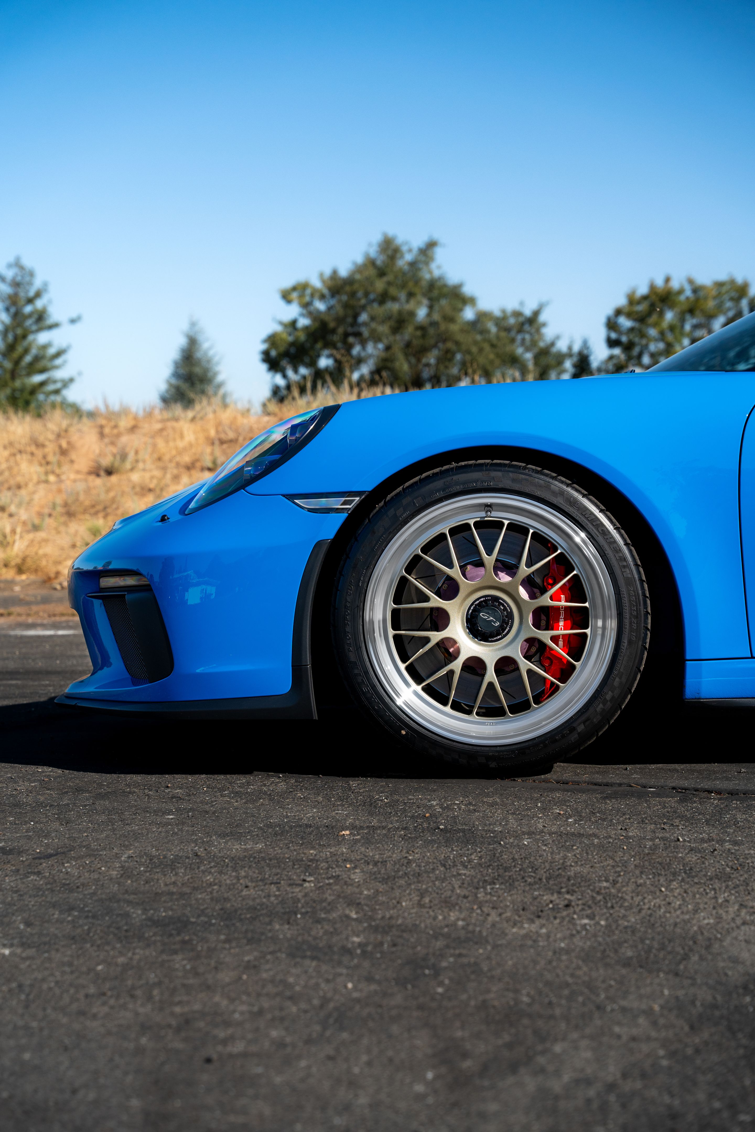 Blue Porsche 911 991.2 GT3 with 19" ML-10RT Apex wheels in Machined Lip Gloss Motorsport Gold