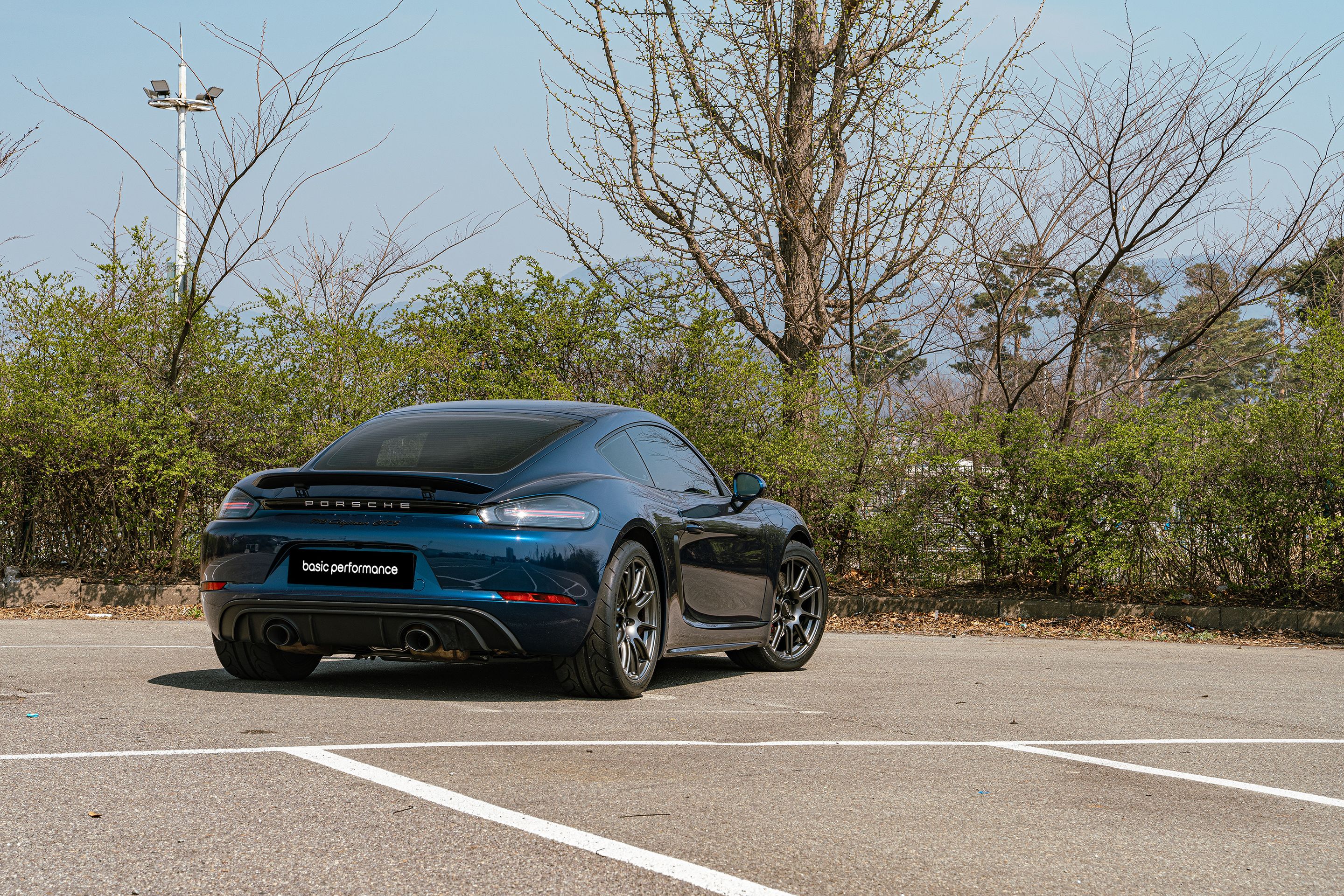 Blue Porsche 718 Cayman GTS 4.0L with 19" SM-10 Apex wheels in Anthracite