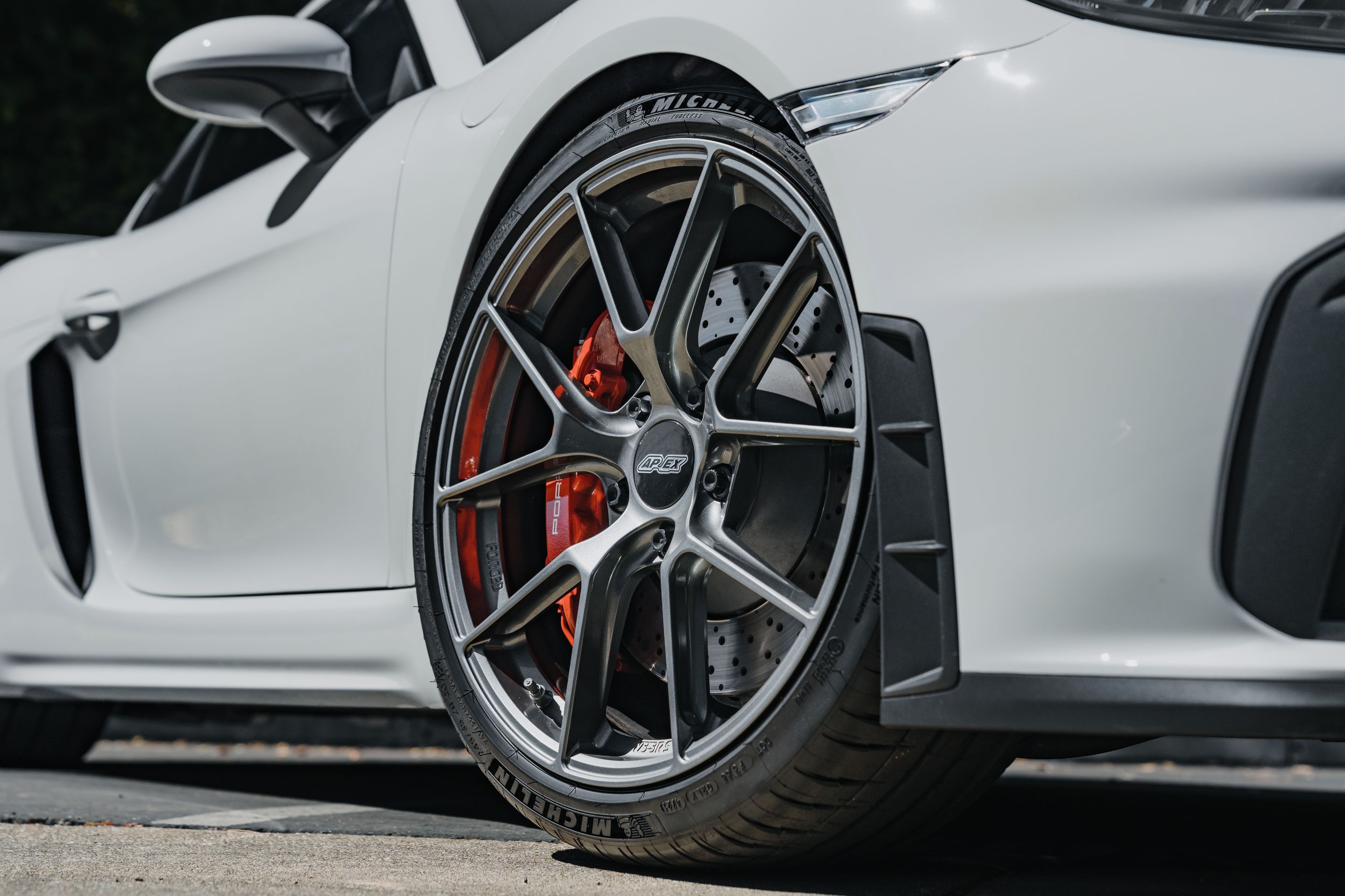 Grey Porsche 718 Cayman GT4 with 20" VS-5RS Apex wheels in Anthracite