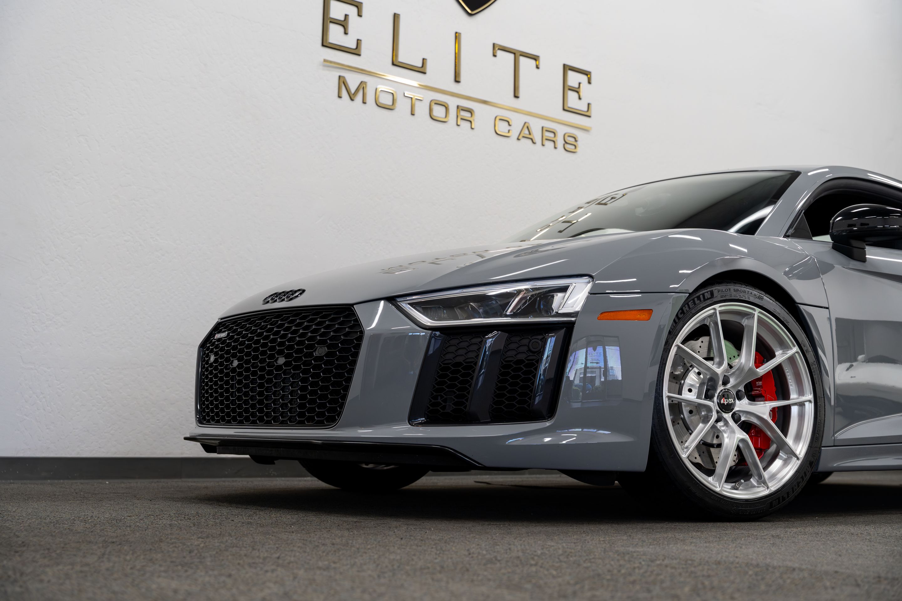 Grey Audi Gen 2 R8 with 19"/20" VS-5RS Apex wheels in Brushed Clear