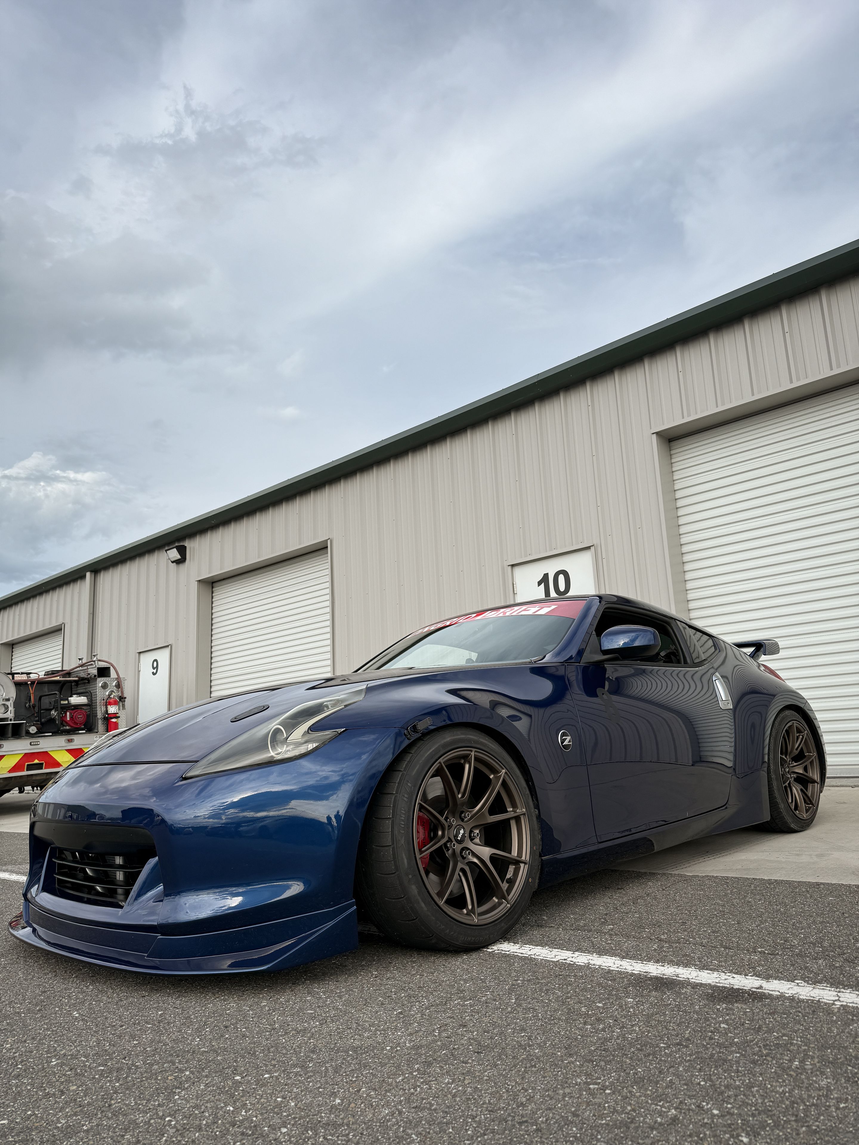 Blue Nissan 370Z with 18" VS-5 Apex wheels in Satin Bronze
