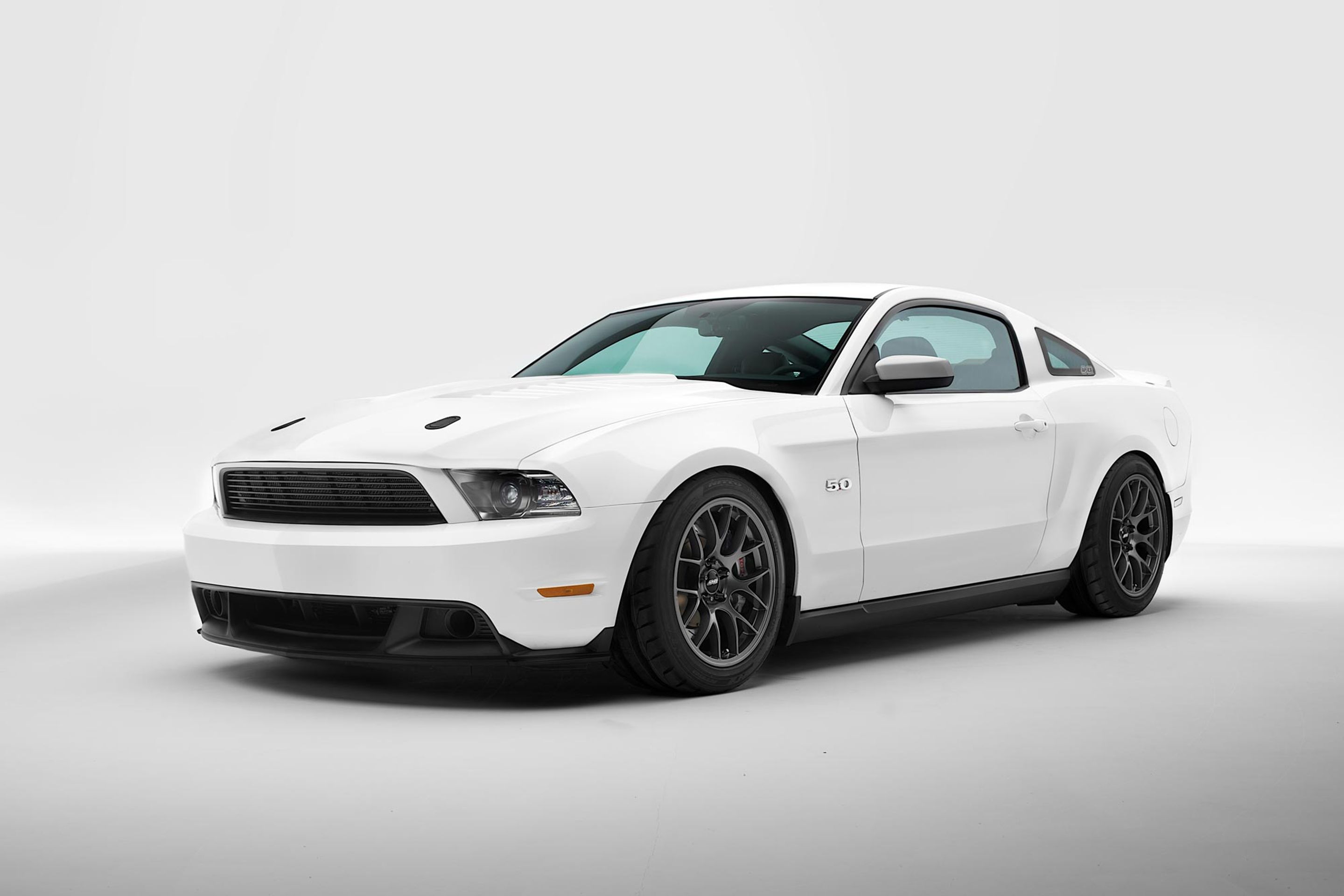 White Ford S197 Mustang GT with 18" EC-7 Apex wheels in Anthracite