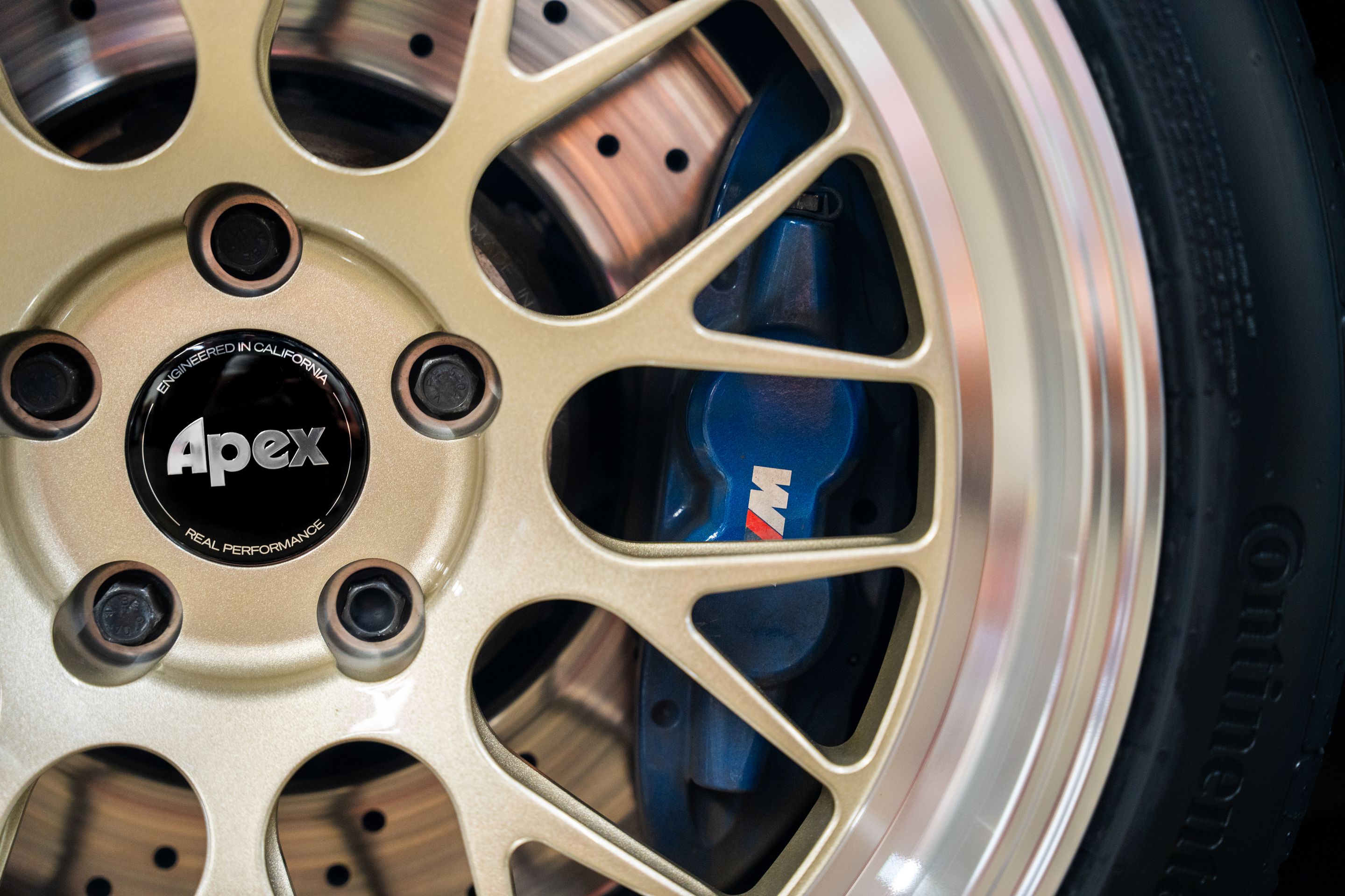 Blue BMW F82 Coupe M4 with 18" ML-10RT Apex wheels in Machined Lip Gloss Motorsport Gold