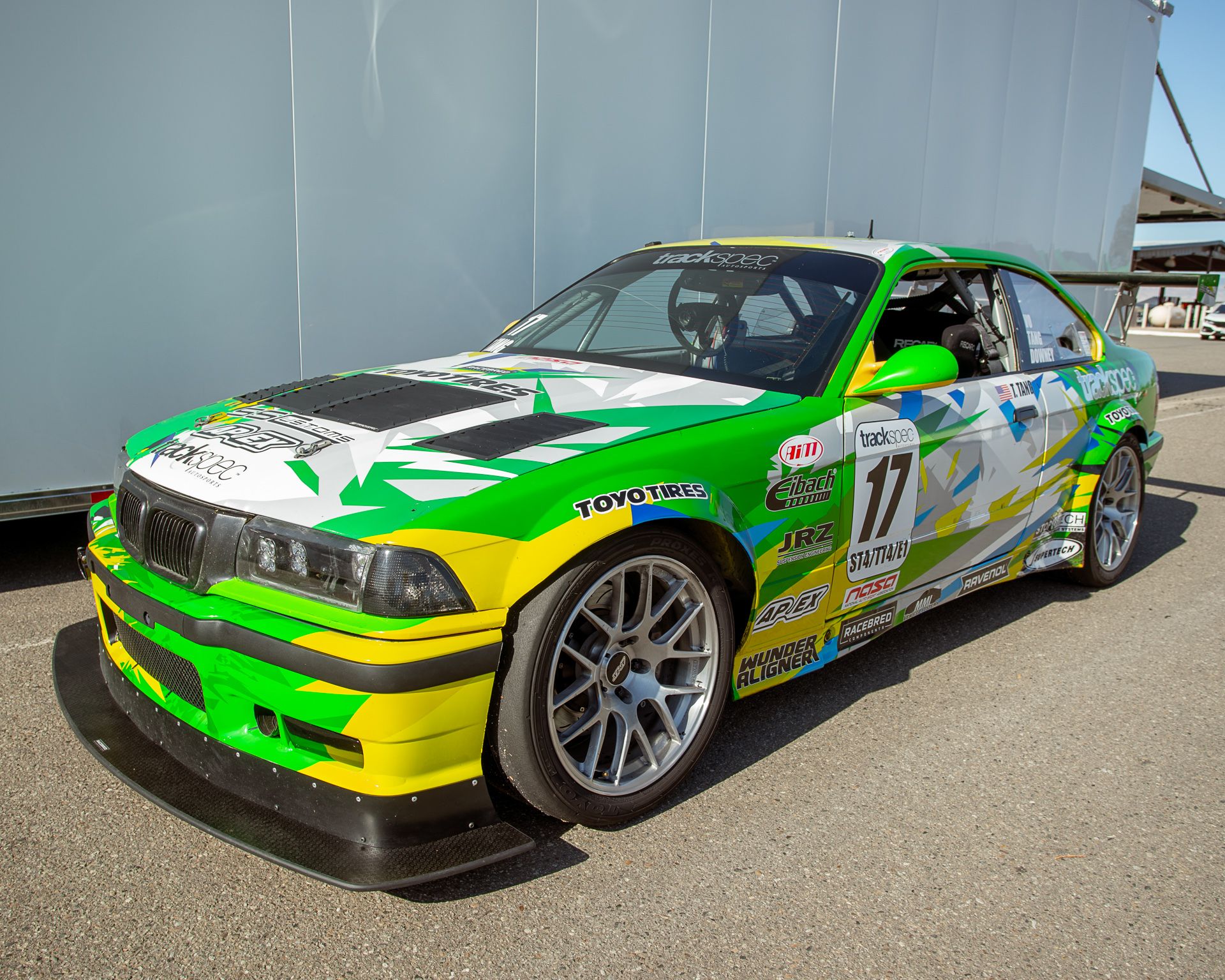 Race Livery BMW E36 M3 with 18" EC-7R Apex wheels in Brushed Clear