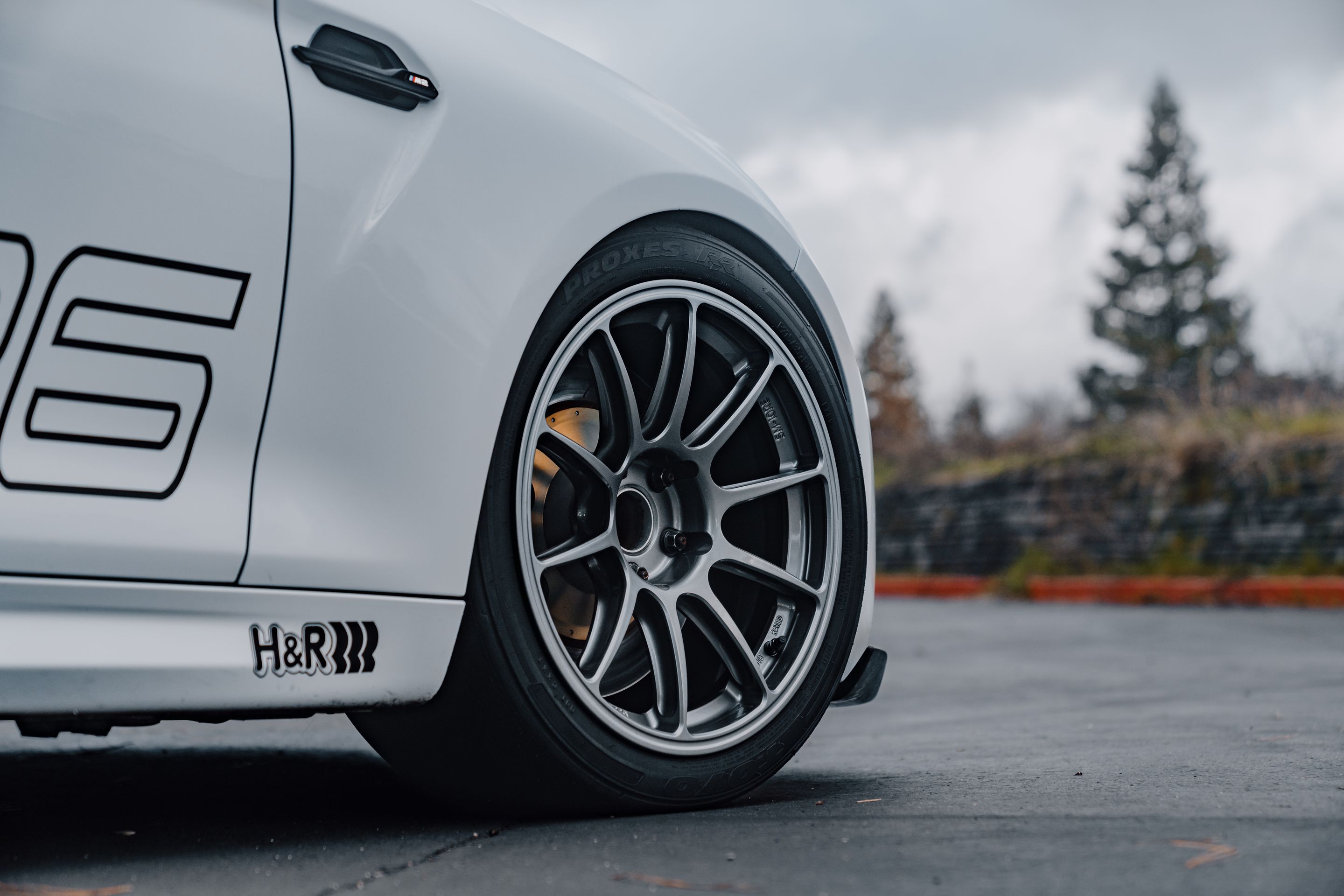 White BMW F87 M2 with 18" SM-10RE Apex wheels in Anthracite