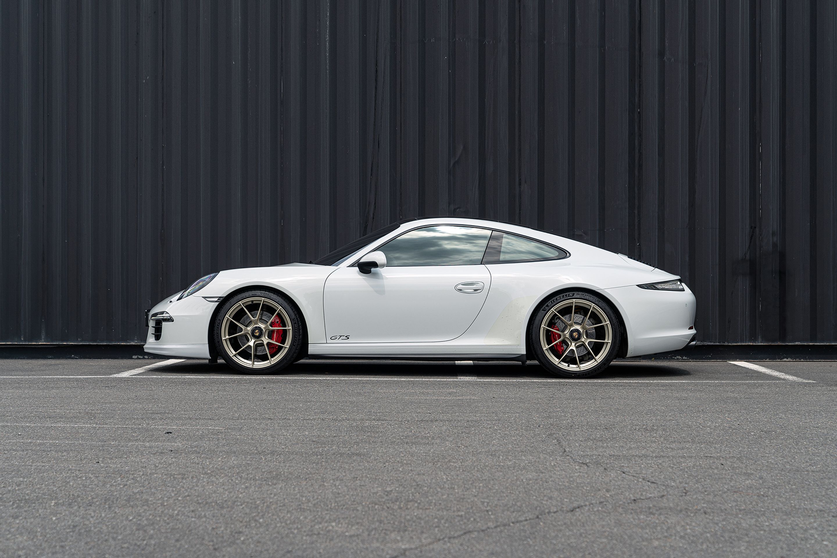 White Porsche 911 991.1 Carrera GTS with 20" VS-5RS Apex wheels in Motorsport Gold