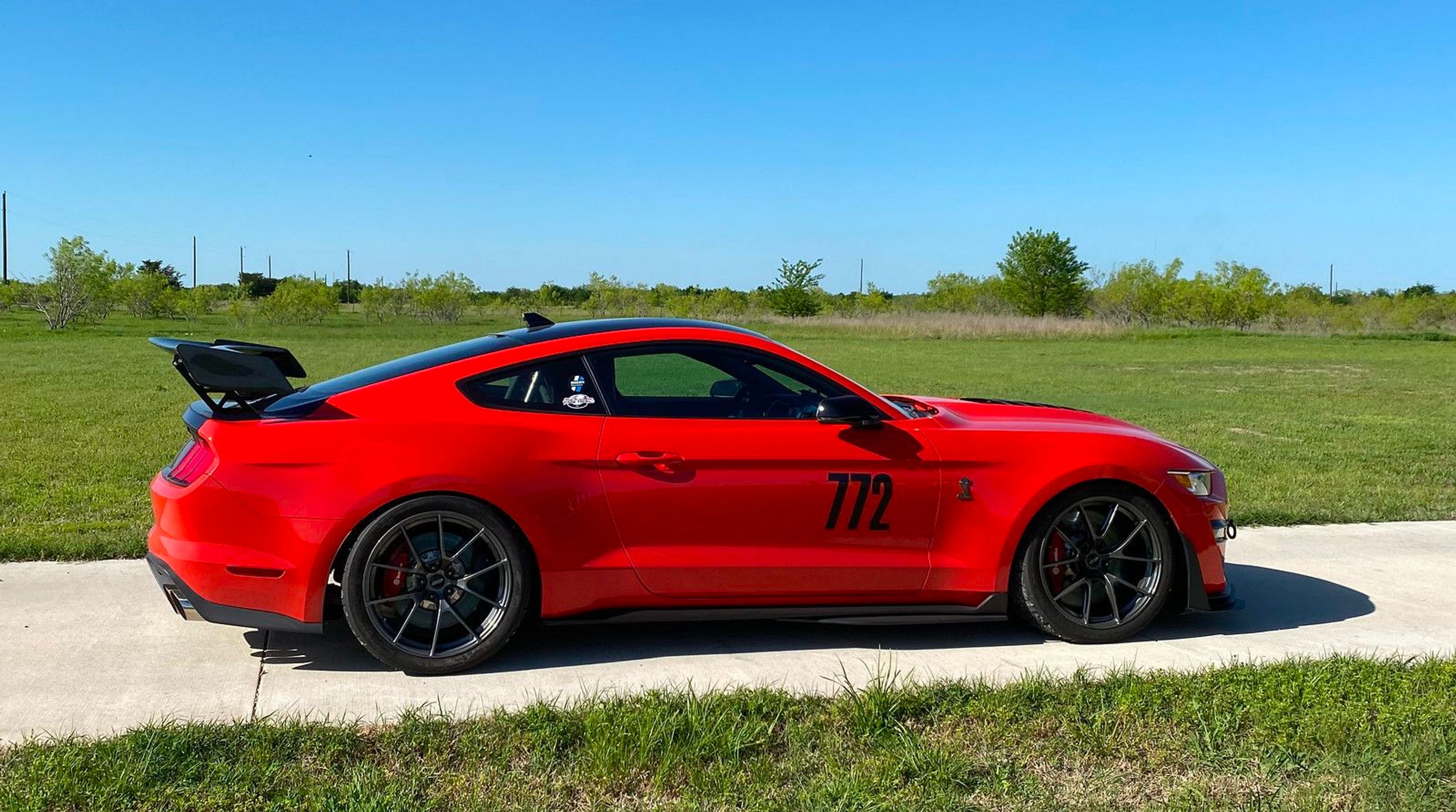 Red Ford S550 Mustang GT500 with 20" VS-5RS Apex wheels in Anthracite