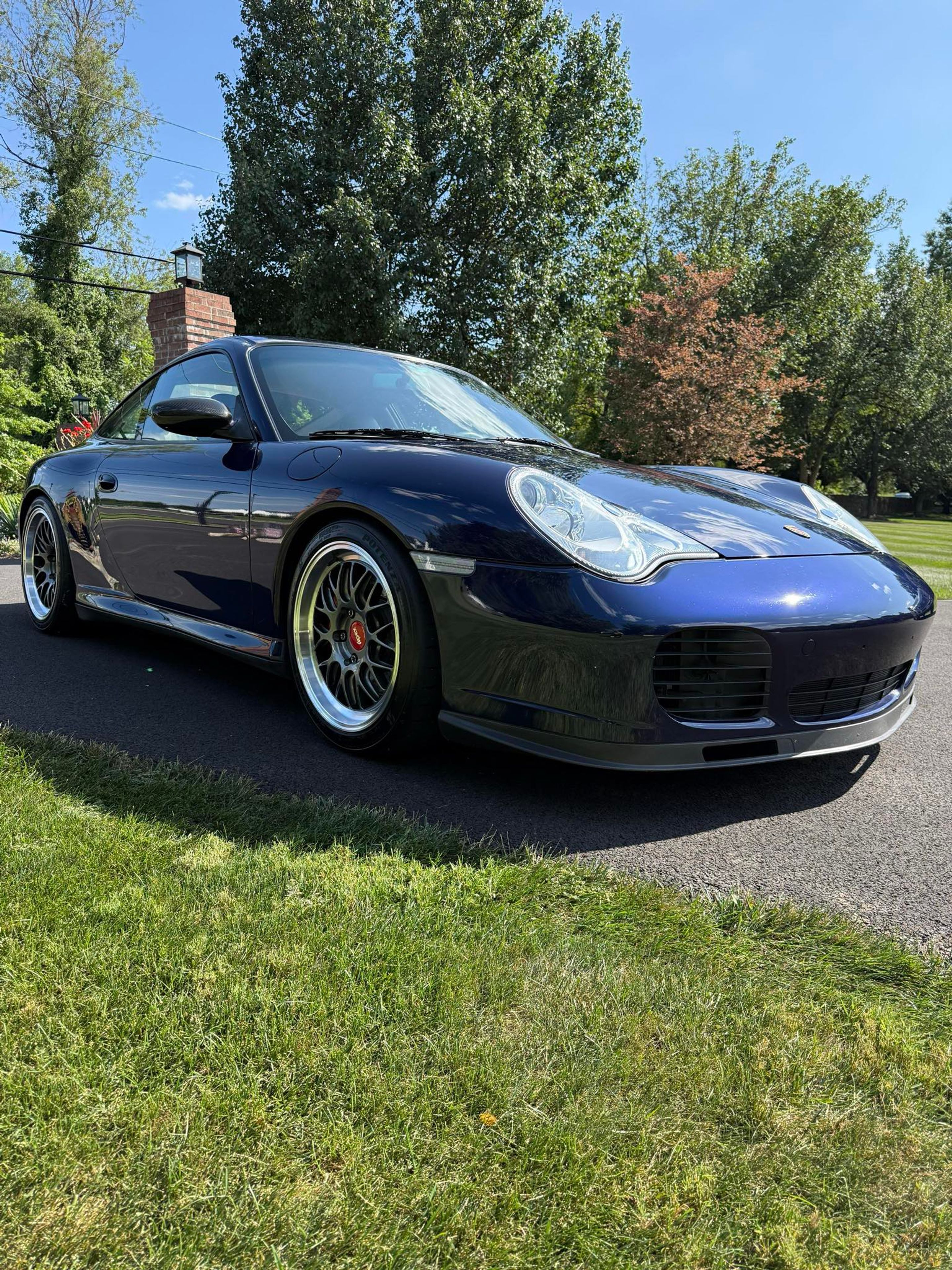 Blue Porsche 911 996 Carrera 4S with 18" ML-10RT Apex wheels in Machined Lip Anthracite