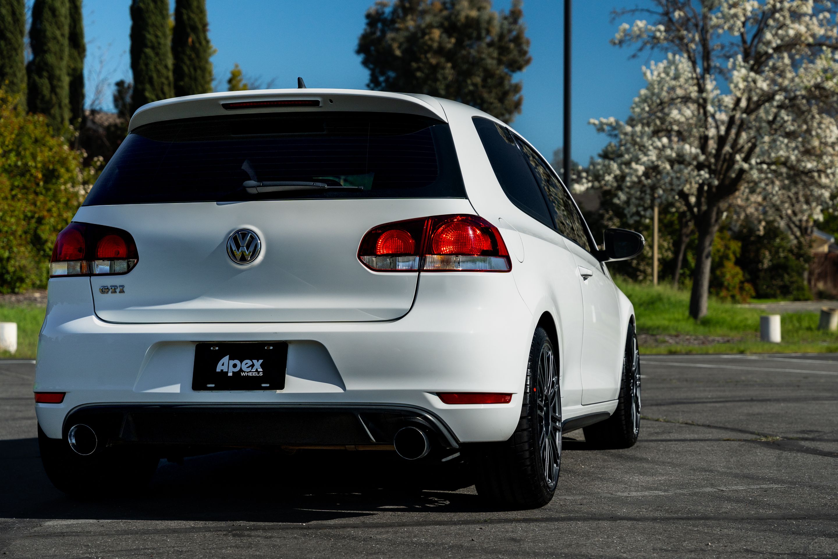 White VW MK6 GTI with 18" TC-10RT Apex wheels in Anthracite