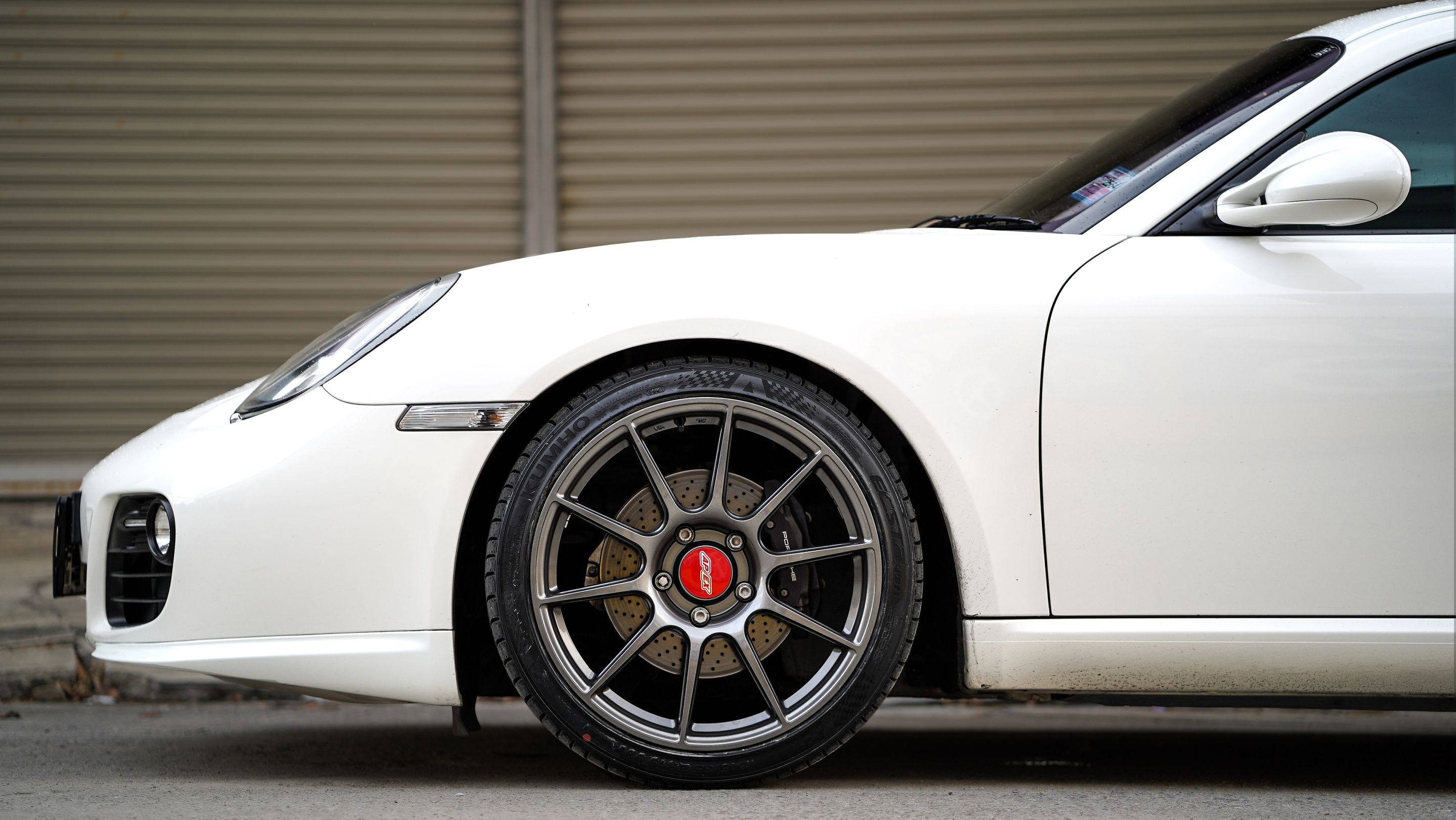 White Porsche 987 Cayman Base with 19" SM-10 Apex wheels in Anthracite