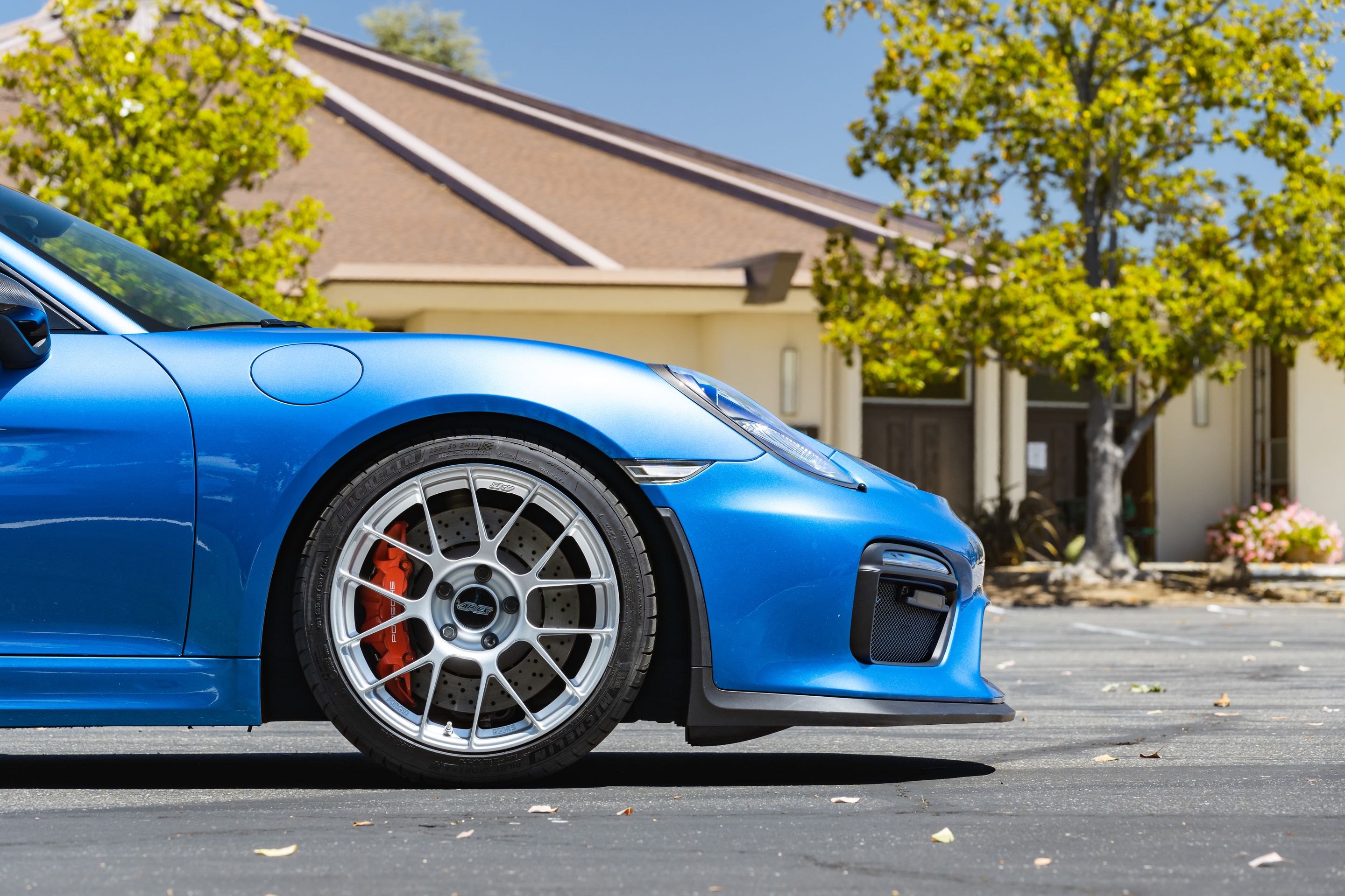 Blue Porsche 981 Cayman GT4 with 19" EC-7RS Apex wheels in Race Silver
